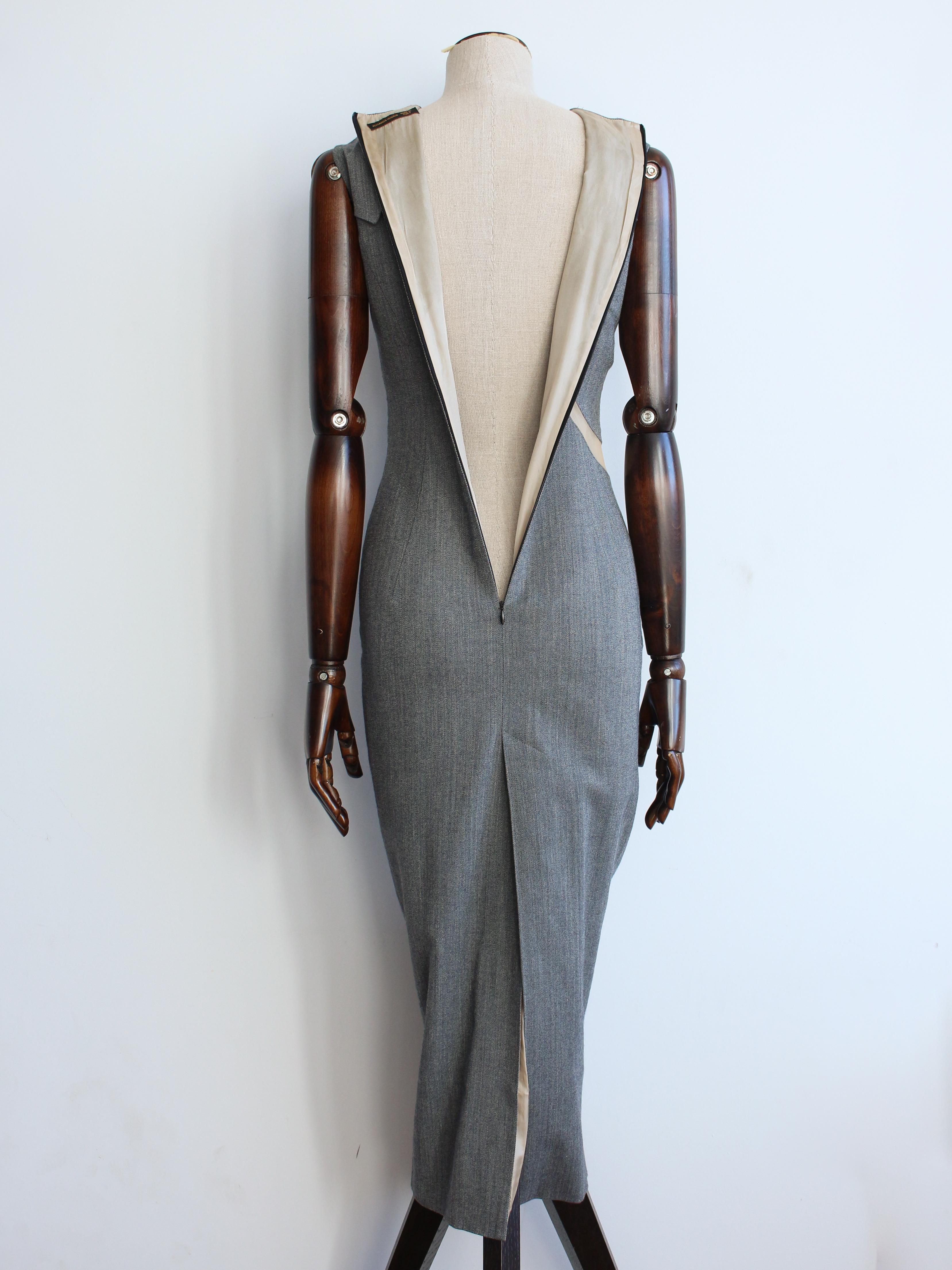 Alexander McQueen 1998 „Slashed“ Fischgrät-Wollkleid mit Mesh-Paneel und Fischgrätenmuster für Damen oder Herren im Angebot