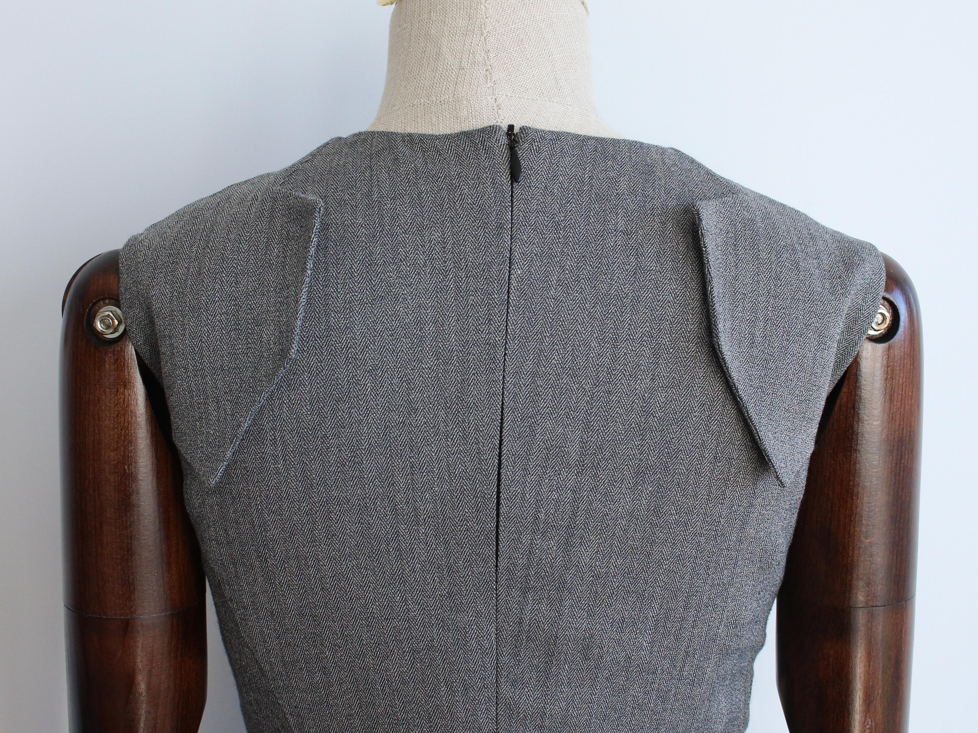 Alexander McQueen 1998 „Slashed“ Fischgrät-Wollkleid mit Mesh-Paneel und Fischgrätenmuster im Angebot 4