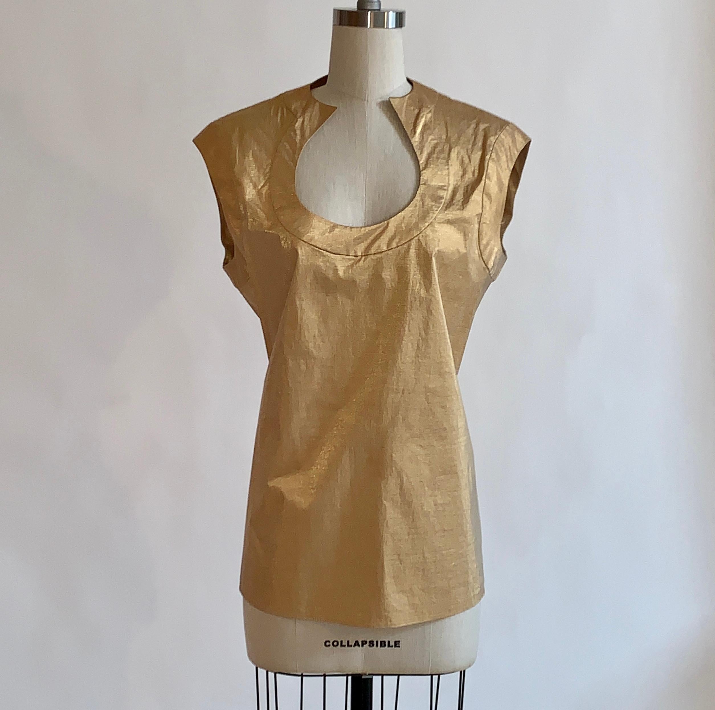 Alexander McQueen metallic gold sleeveless top with a horseshoe shaped neckline. Pulls on.

Content not listed, feels like a blend. 

Made in Italy.

IT 46, approximate US 8/10. See measurements.
(Shown clipped on size 2 mannequin, will probably be