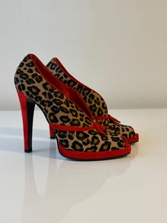 Stivaletti con tacco alto Alexander McQueen degli anni 2000, mai indossati, in pelo di pony leopardato e camoscio rosso