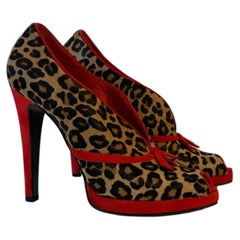 Stivaletti con tacco alto Alexander McQueen degli anni 2000, mai indossati, in pelo di pony leopardato e camoscio rosso