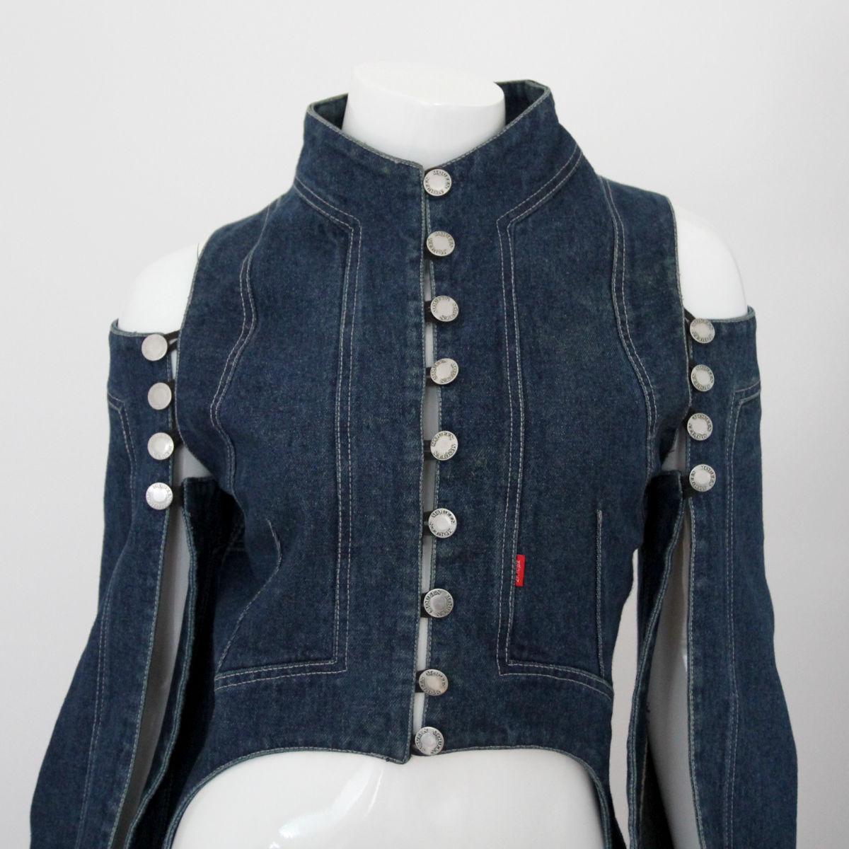 ALEXANDER MCQUEEN

2004. Fancy, uniquely cut denim jacket / denim coat or tailcoat by Alexander McQueen. 

Buy Now Or Cry Later!

The jacket is in very good condition.
Inner neck area minimally dirty.