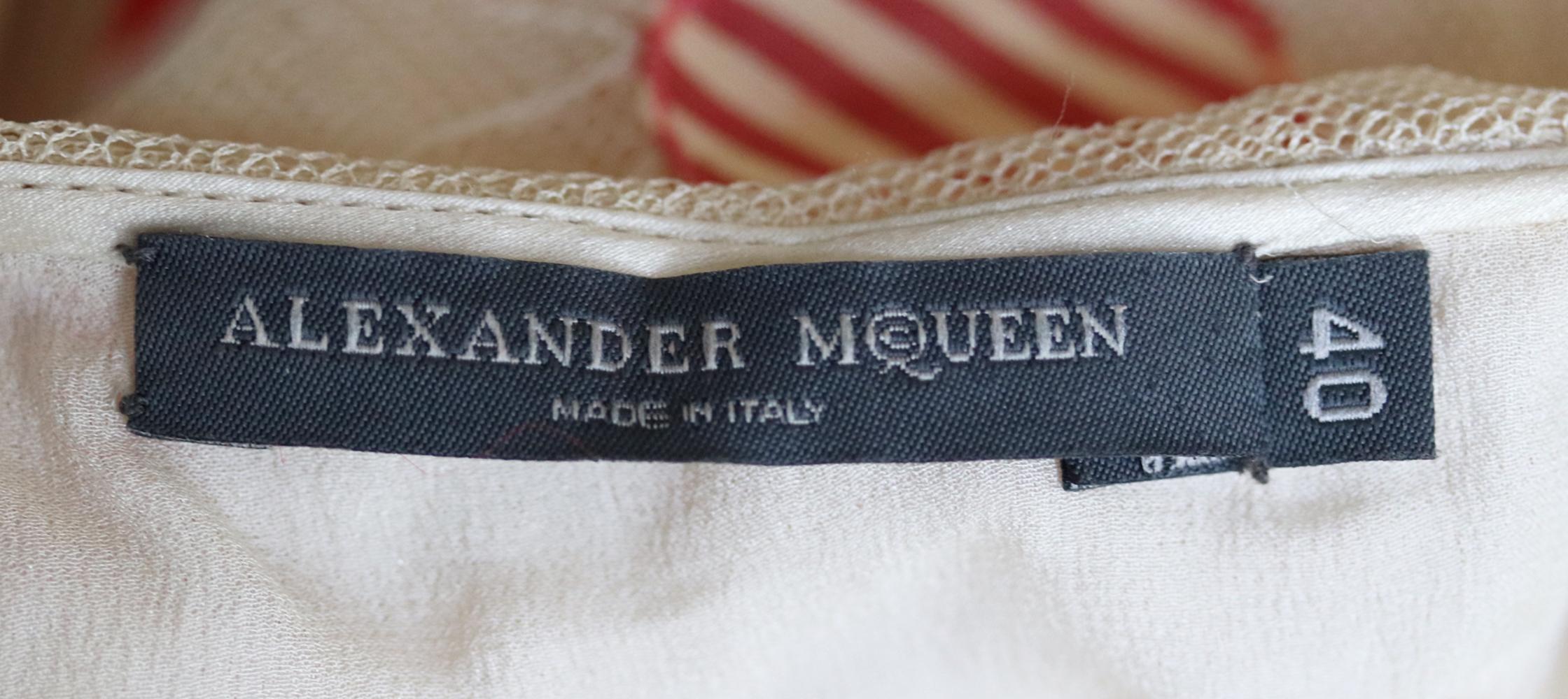 Vestido de tul con apliques Alexander McQueen 2005 8