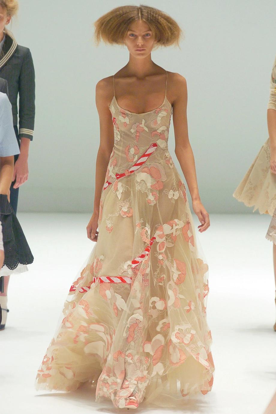 Este exquisito vestido, penúltima prenda de la colección de primavera de 2005 de Alexander McQueen, lo lució Daria Werbowy en la pasarela, Sienna Miller en la fiesta de Miramax posterior a los Premios Orange de la Academia Británica de Cine y la