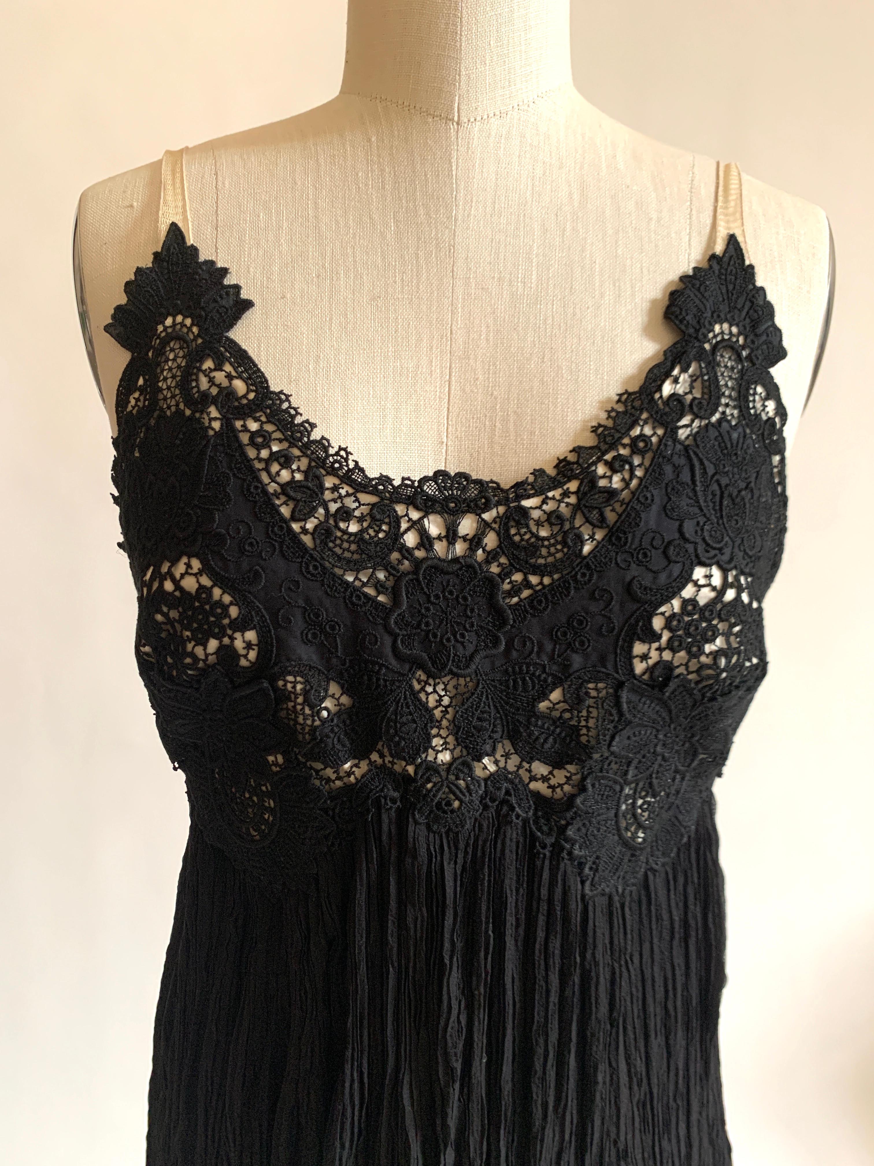 Alexander McQueen 2005 Black Lace and Crinkle Pleat Silk Dress In Excellent Condition For Sale In San Francisco, CA