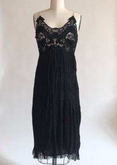 Alexander McQueen 2005 Vestido negro de encaje y pliegues de seda arrugada