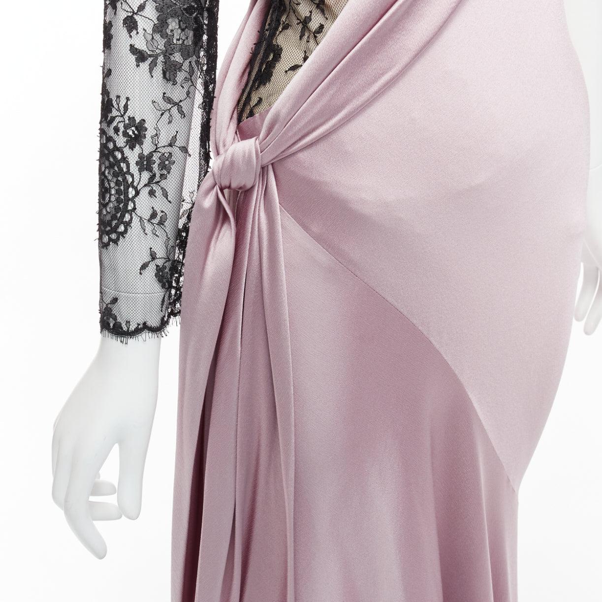 ALEXANDER MCQUEEN 2006 lilac black lace one shoulder bias gown dress IT40 S
Reference: TGAS/D01019
Brand: Alexander McQueen
Designer: Lee Alexander McQueen
Collection: 2006
Material: Silk, Blend
Color: Purple, Black
Pattern: Lace
Closure: