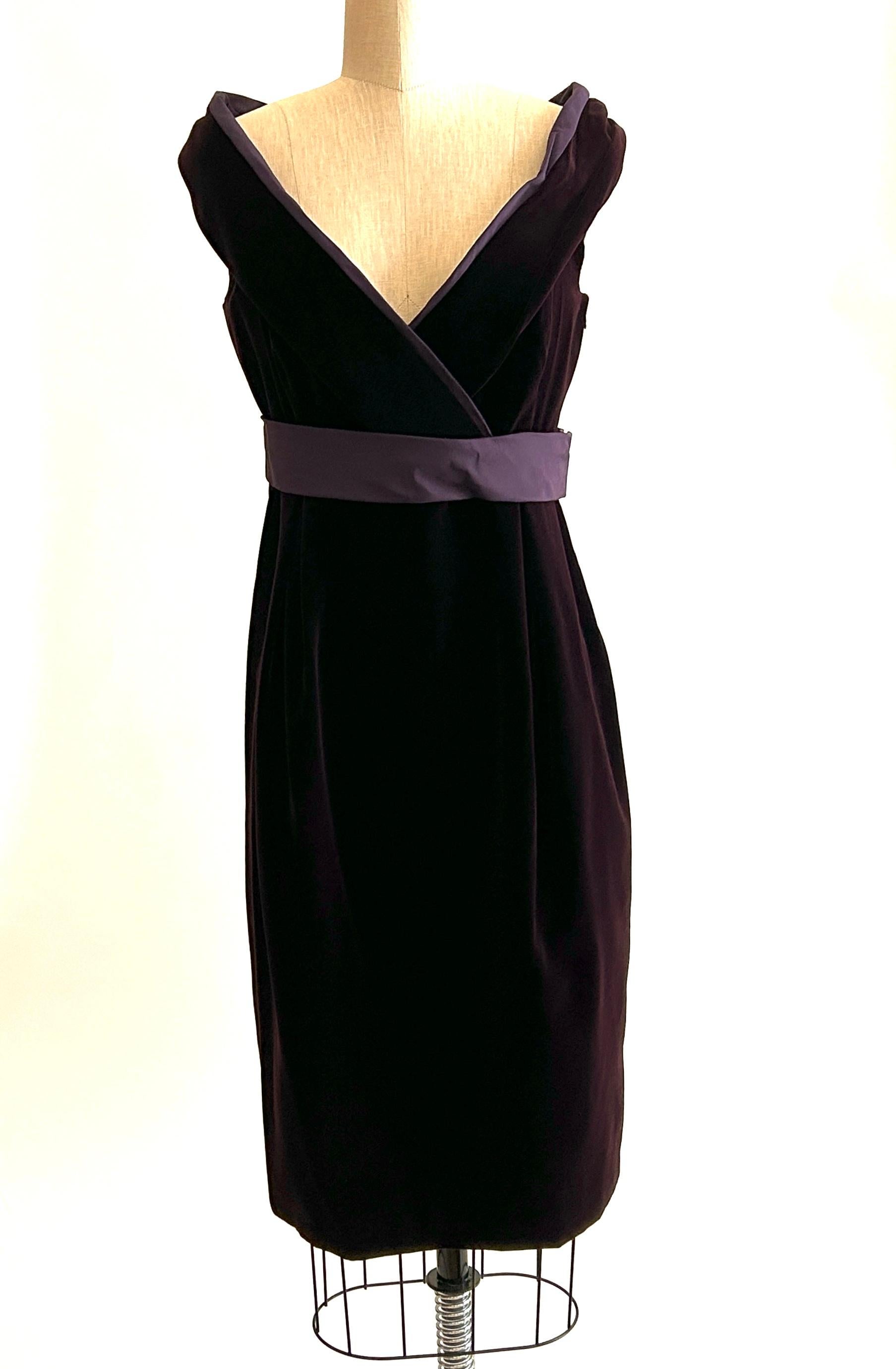 Alexander McQueen lila Samtkleid mit Portraitkragen aus den 2000er Jahren. Das Dekolleté ist leicht schulterfrei und hat einen skulpturalen Drapierungseffekt mit einem lilafarbenen Grosgrain-Besatz an der Innenseite. Zwei Falten an der Vorderseite