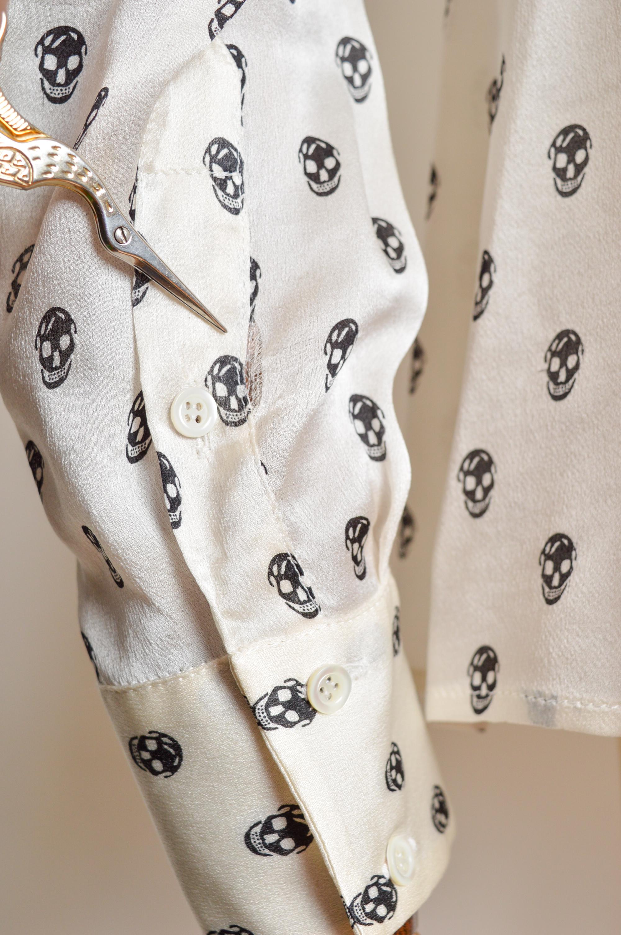Alexander McQueen 2006 Camisa de seda blanca y negra con estampado de calavera en venta 6