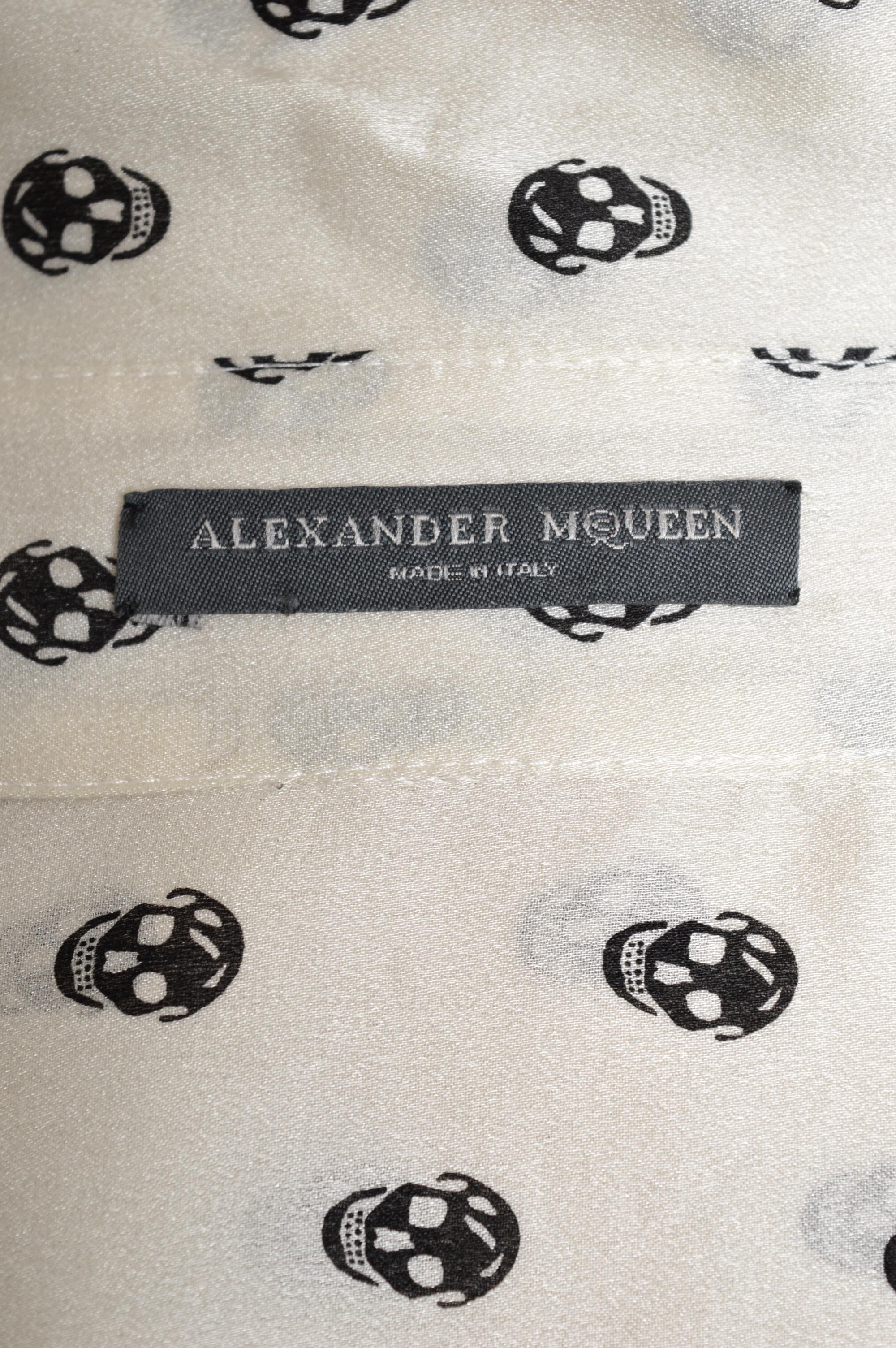 Alexander McQueen 2006 Camisa de seda blanca y negra con estampado de calavera en venta 7