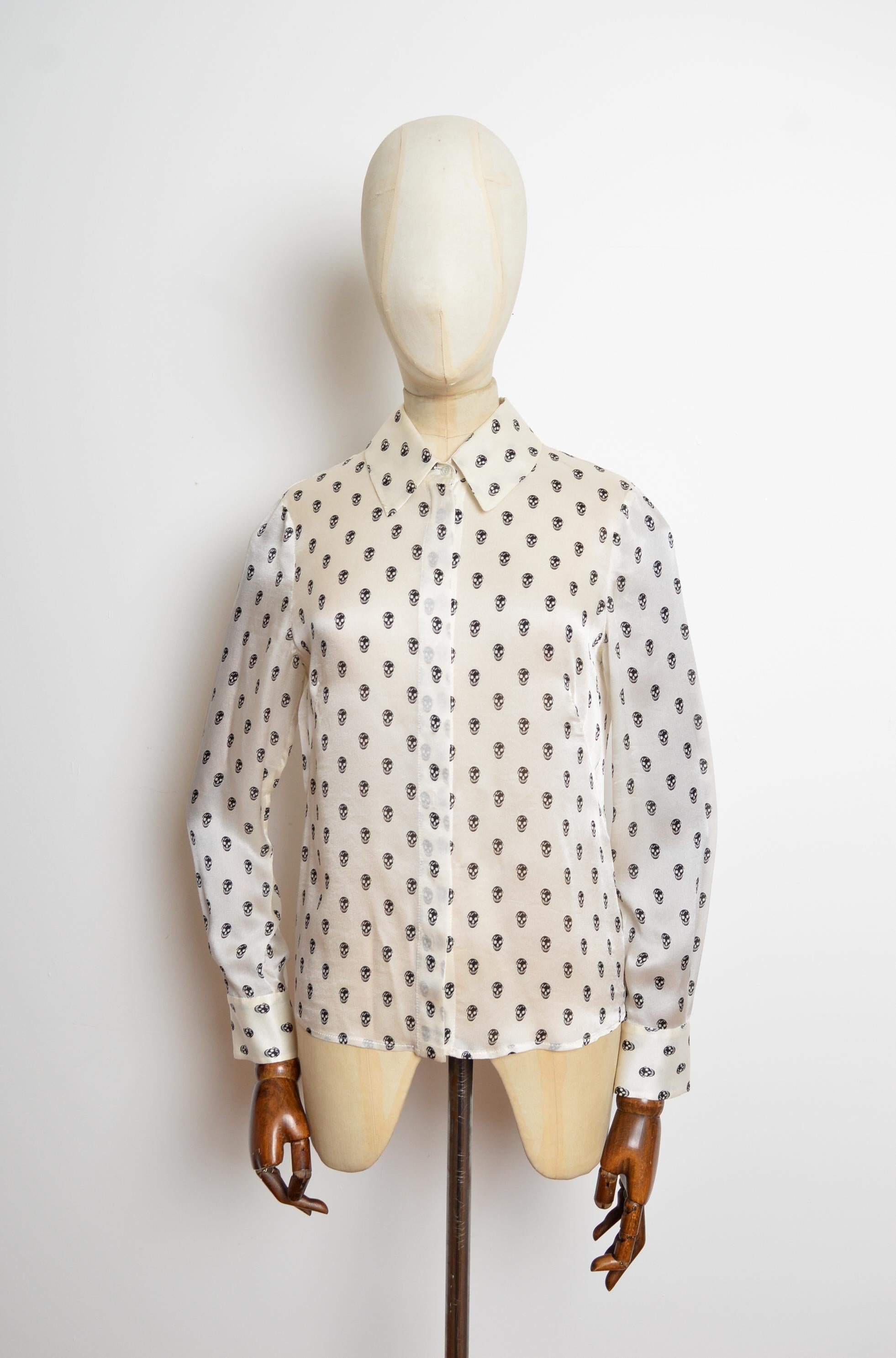 Camisa Alexander McQueen 2006 de pura seda con estampado de calavera en blanco y negro, de manga larga.
Talla recomendada; U.K. 8-10
Las medidas se indican en pulgadas ('')
De foso a foso; 17,5''
De la Axila al Puño; 17,5''
De la nuca al dobladillo;
