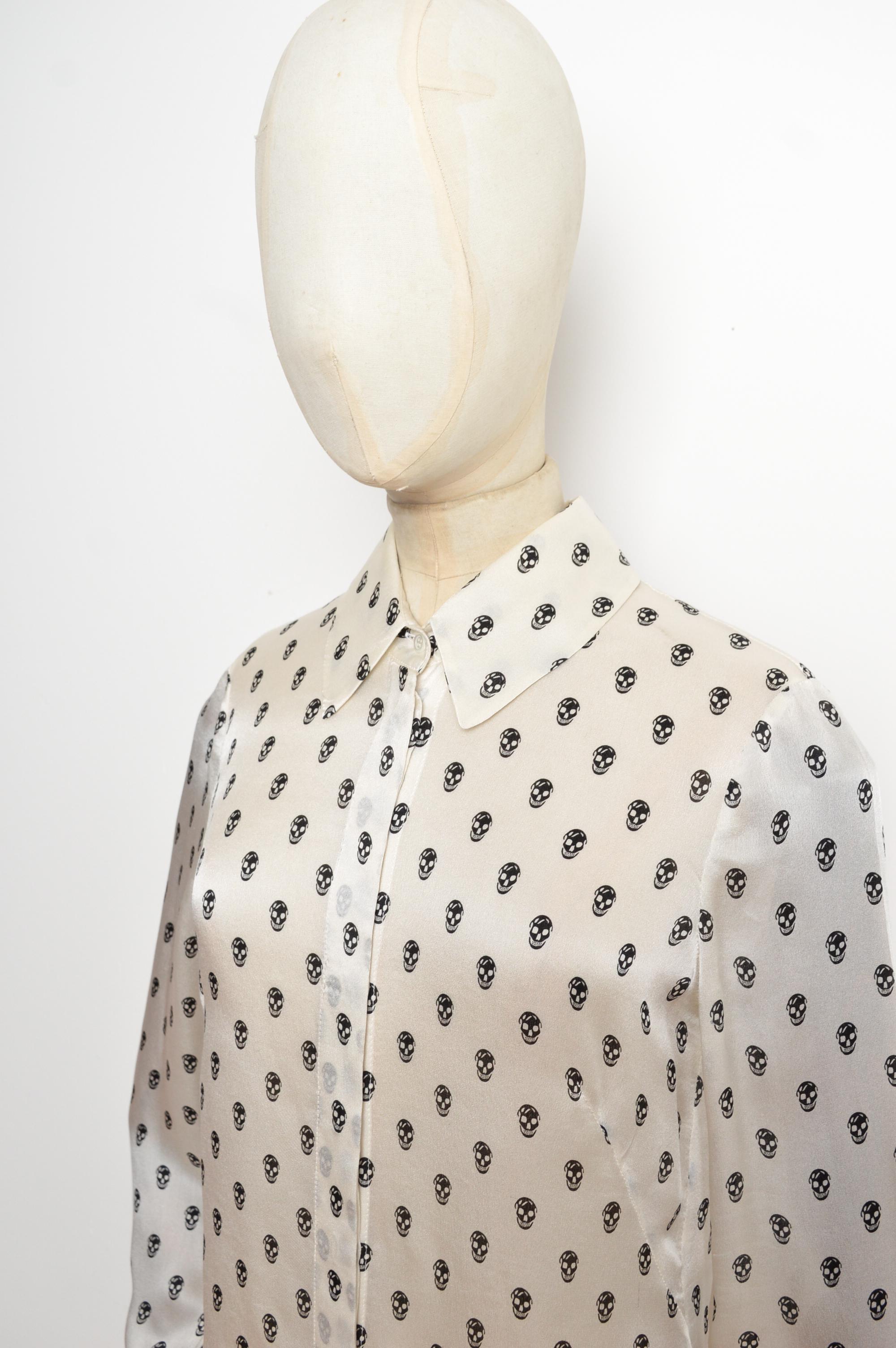 Alexander McQueen 2006 Camisa de seda blanca y negra con estampado de calavera Beige en venta