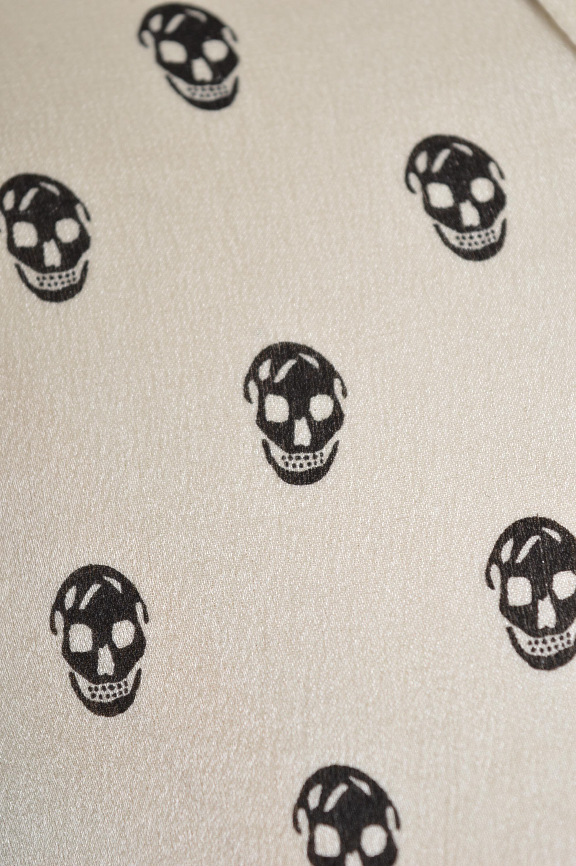 De las mujeres Alexander McQueen 2006 Camisa de seda blanca y negra con estampado de calavera en venta