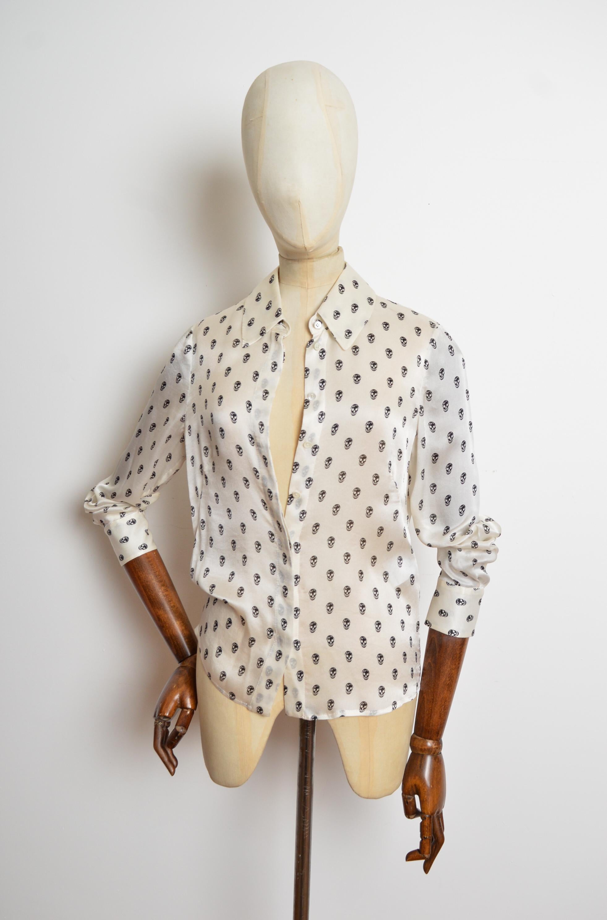 Alexander McQueen 2006 Camisa de seda blanca y negra con estampado de calavera en venta 1