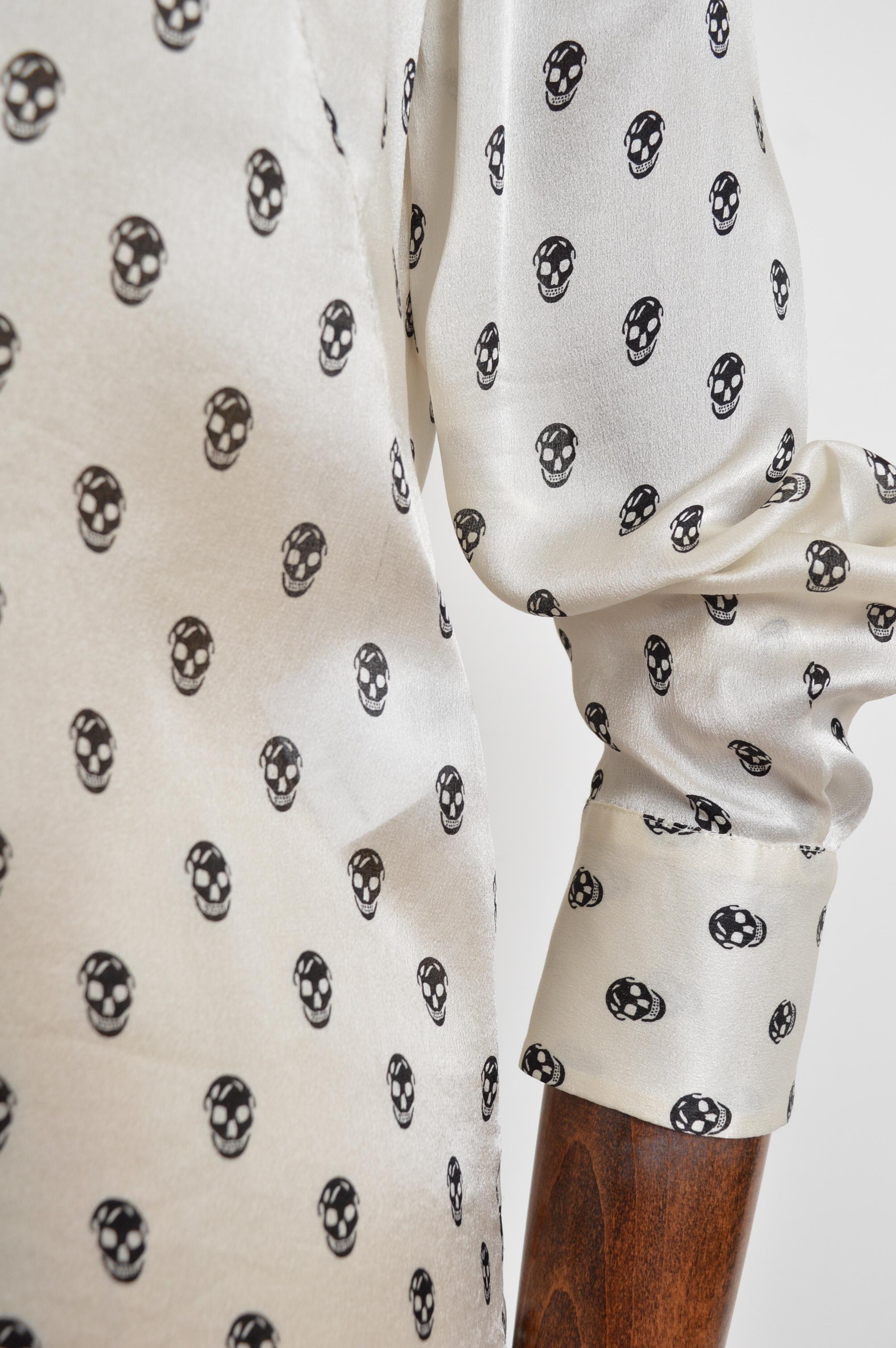 Alexander McQueen 2006 Camisa de seda blanca y negra con estampado de calavera en venta 2