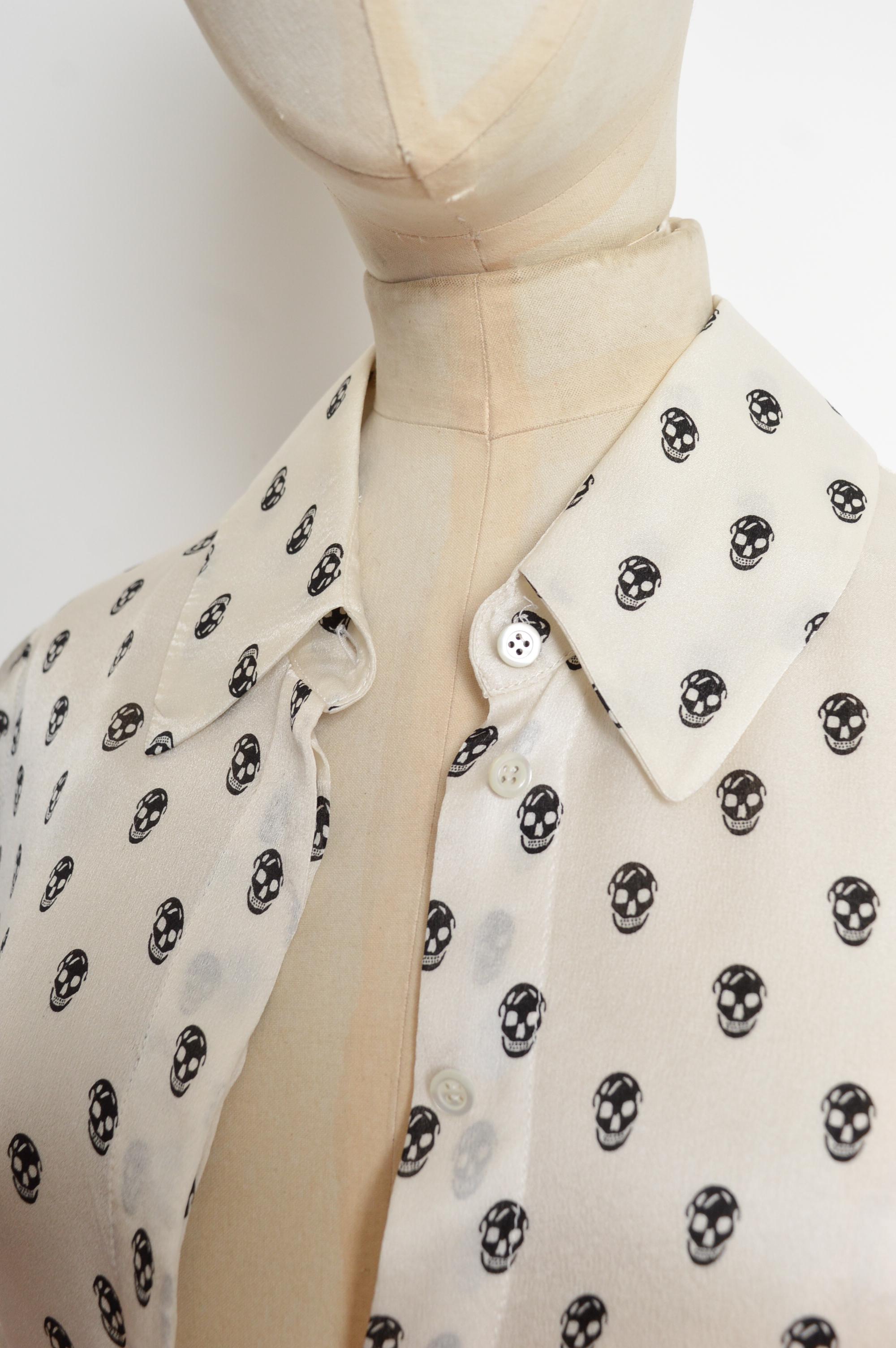 Alexander McQueen 2006 Camisa de seda blanca y negra con estampado de calavera en venta 3