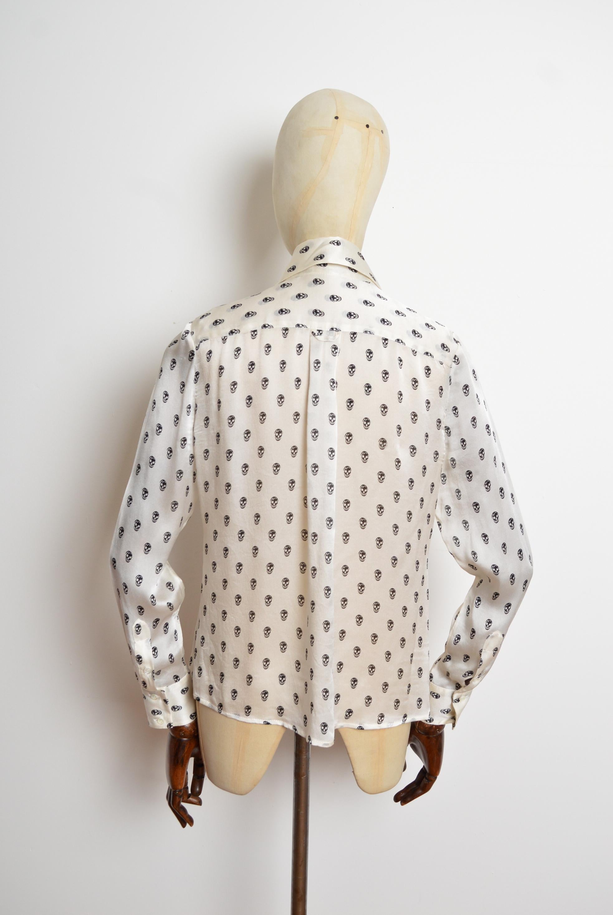 Alexander McQueen 2006 Camisa de seda blanca y negra con estampado de calavera en venta 4