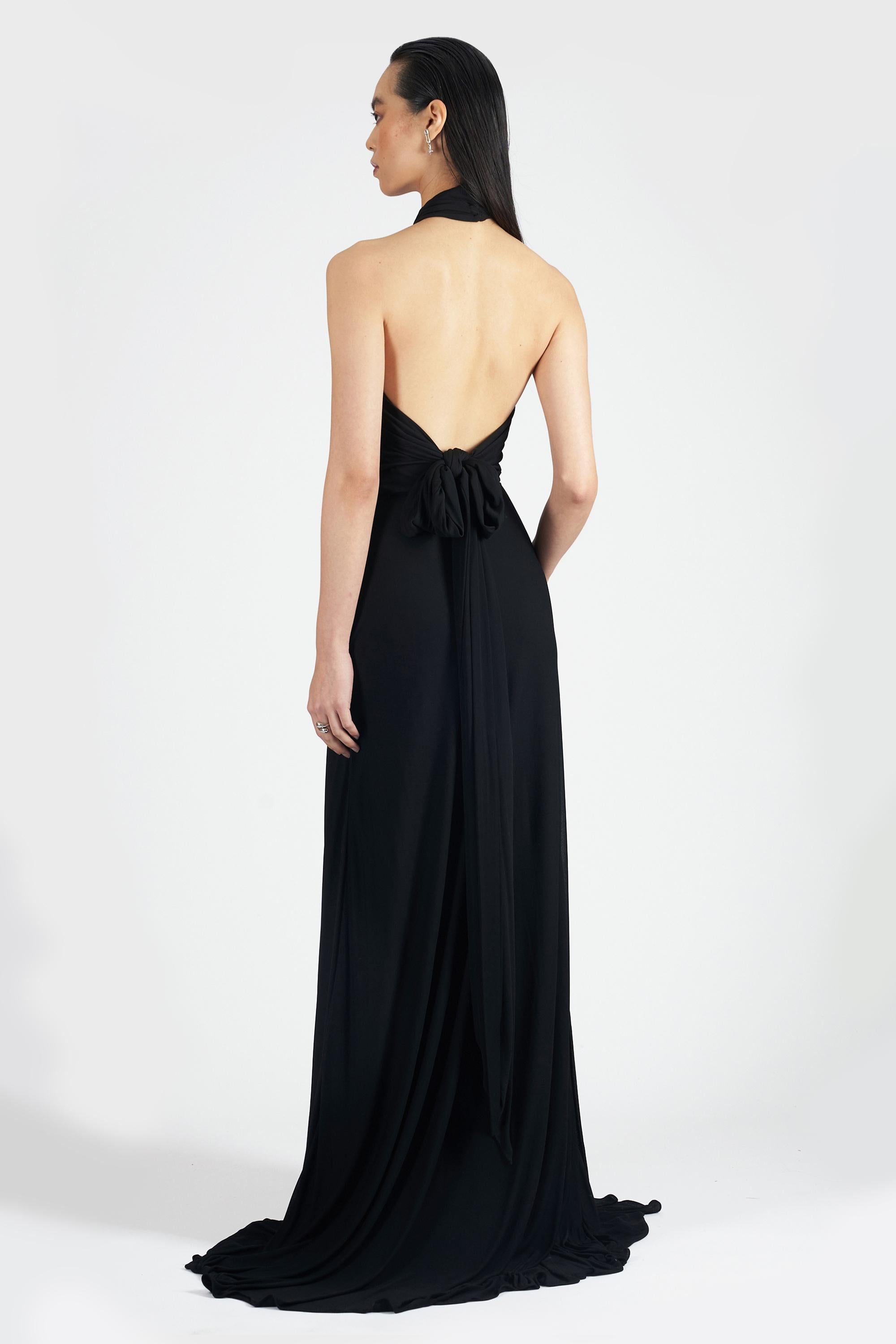 We are excited to present this Alexander McQueen black maxi dress with halter neckline. Features tie back detail and maxi length. In excellent vintage condition.
Authenticity guaranteed.

Label size: EU 38
Modern size: UK: 8 to 10, US: 4 to 6, EU 38