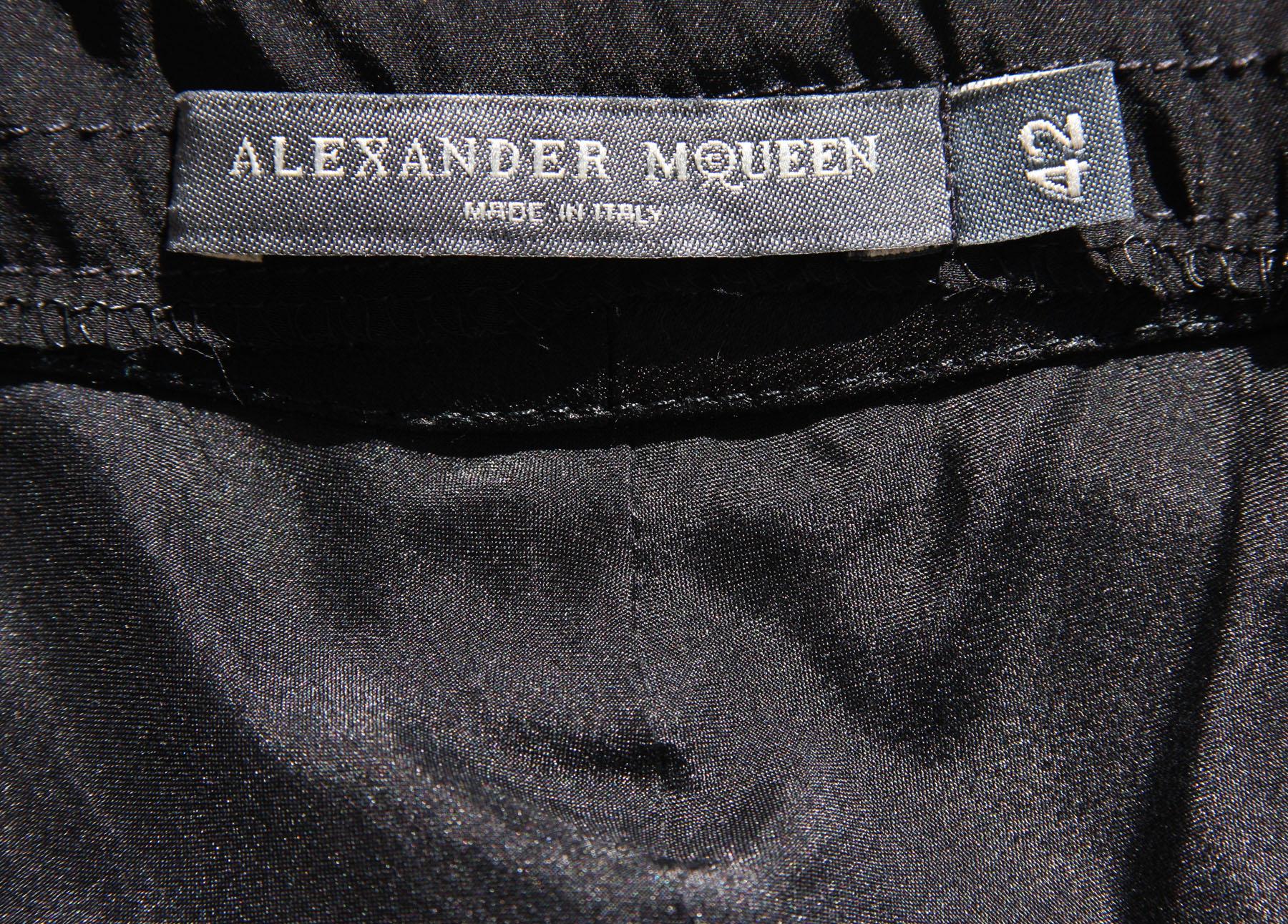 Alexander McQueen - Robe ornée de broderies dorées représentant un tigre, portée par Mary Stuart dans « Reign », taille 42, 2007 5
