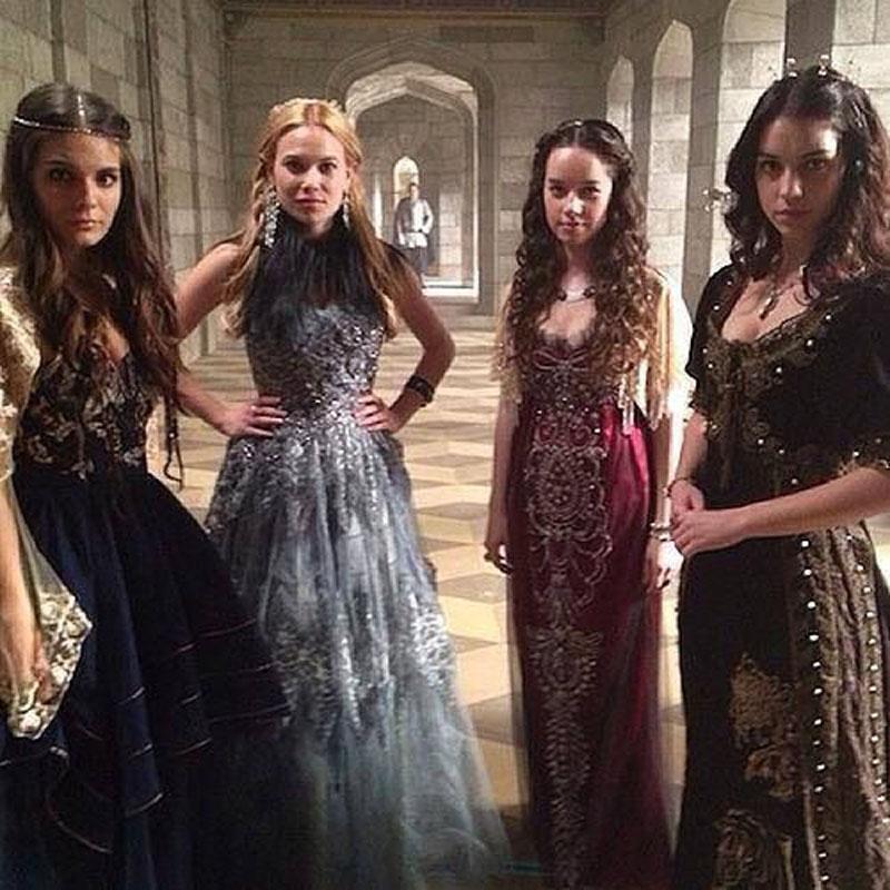 Alexander McQueen - Robe ornée de broderies dorées représentant un tigre, portée par Mary Stuart dans « Reign », taille 42, 2007 7