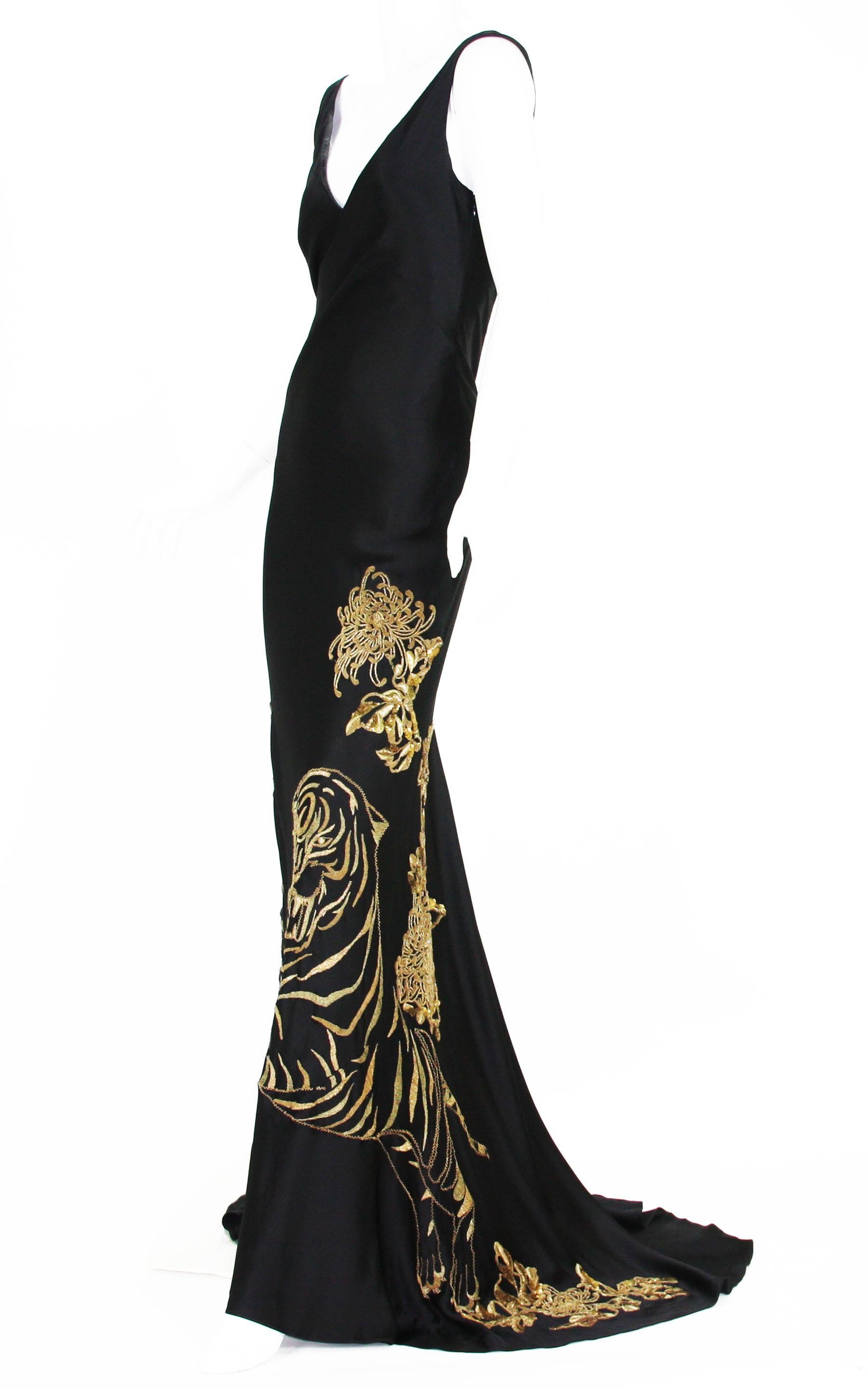 Alexander McQueen Robe noire en soie avec broderies dorées à la main
Collection 2007
Taille du créateur - 42
100 % soie, broderie à la main en or avec paillettes et strass sur les yeux de tigre, style traîne, entièrement doublé de soie.
Mesures :