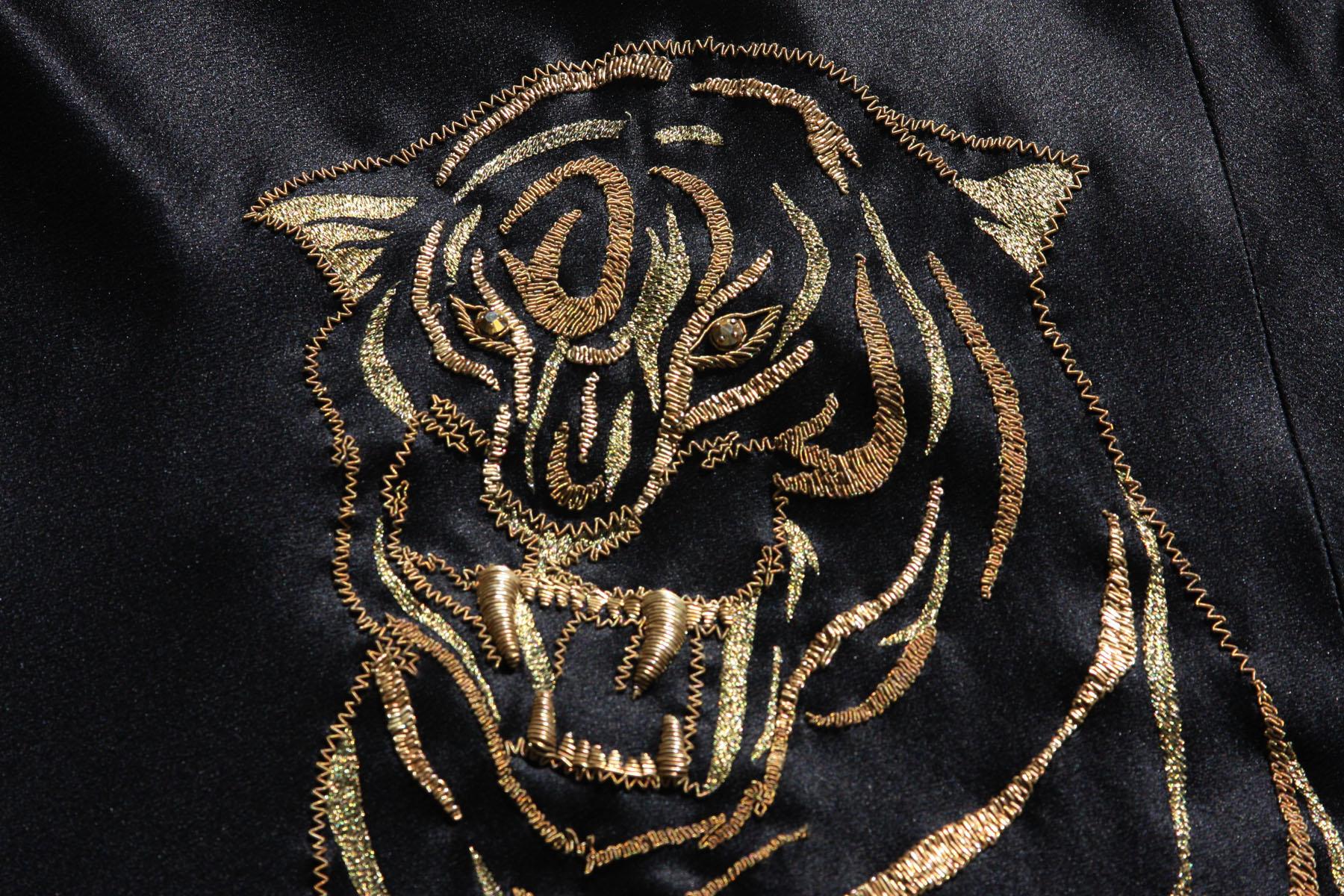Alexander McQueen - Robe ornée de broderies dorées représentant un tigre, portée par Mary Stuart dans « Reign », taille 42, 2007 3