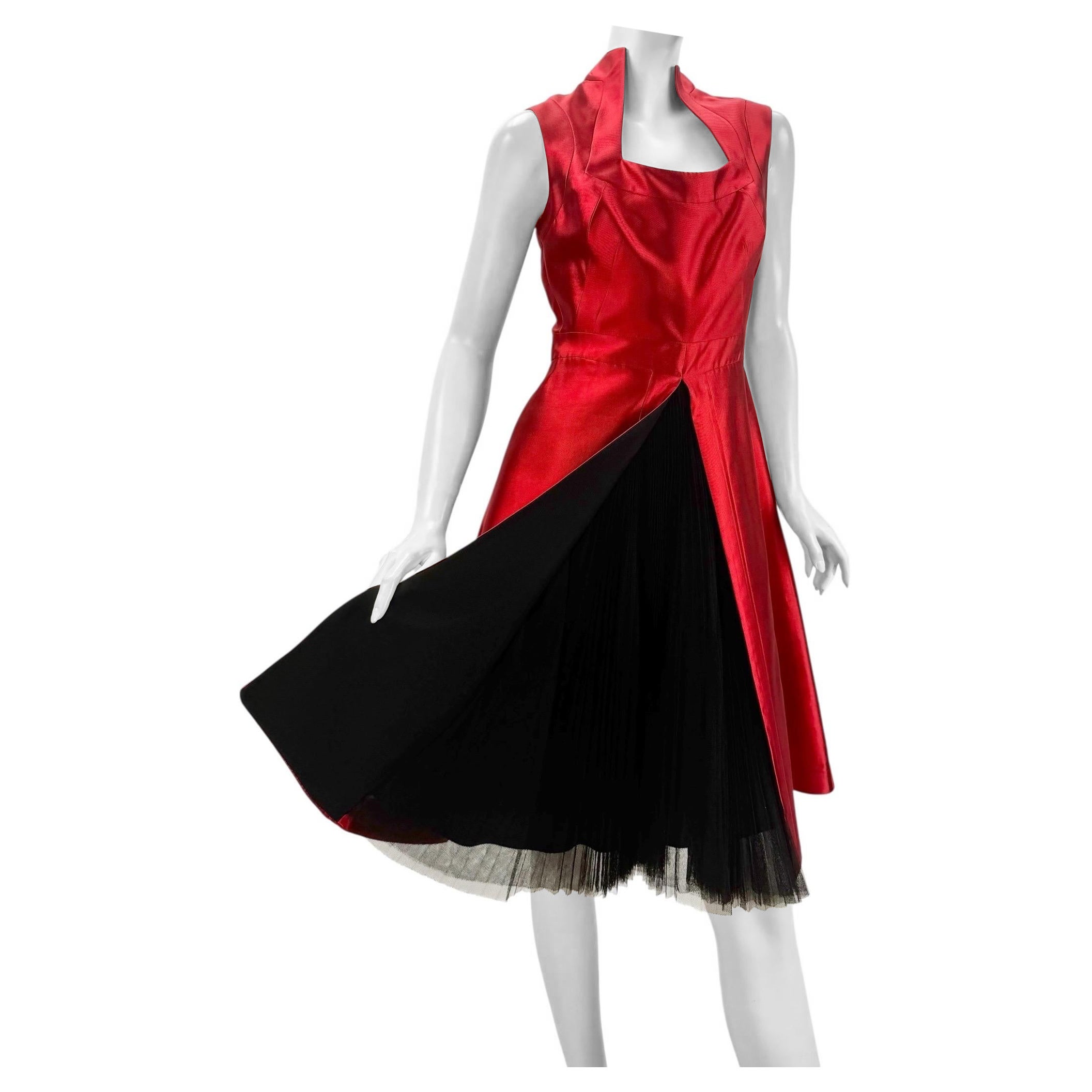 Alexander McQueen 2007 - Robe de soirée en soie rouge avec sous-pull en tulle plissé noir