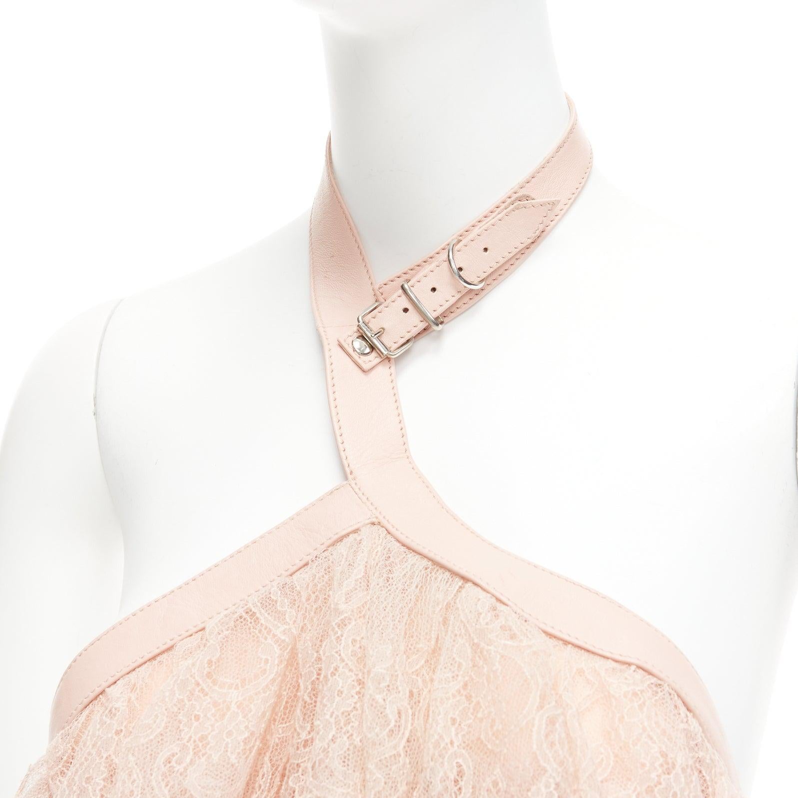 ALEXANDER MCQUEEN 2007 Runway rose dentelle cuir cascade drapé top à volants IT38 XS
Référence : TGAS/D01020
Marque : Alexander McQueen
Designer : Alexander McQueen
Collection : 2007
MATERIAL : Cuir, dentelle, métal
Couleur : rose, argent
Motif :
