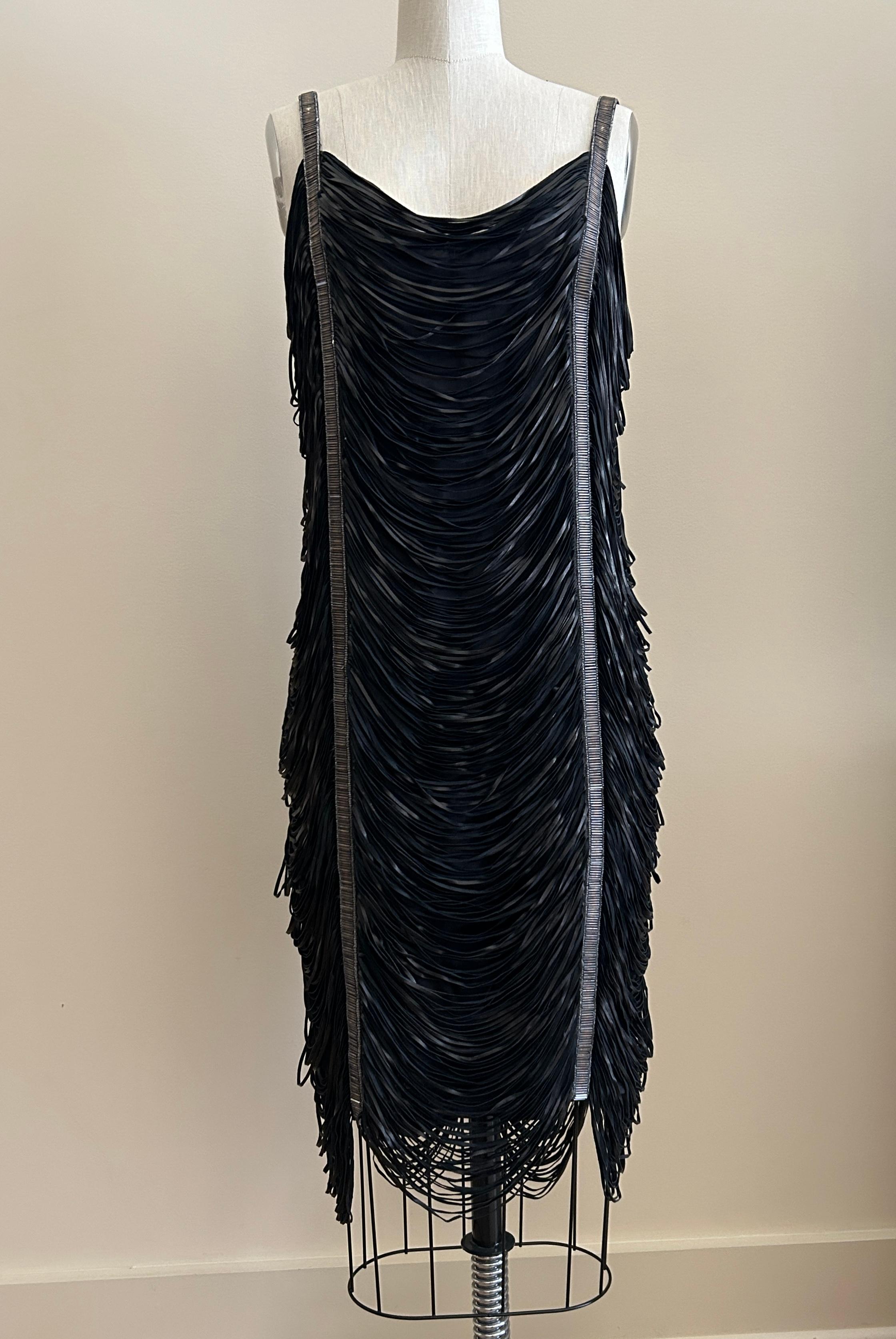 Seltenes Alexander McQueen Vintage 2000s schwarzes Lederfransenkleid mit perlenbesetzten Trägern, die sich über die gesamte Länge des Kleides erstrecken. Tiefes V hinten. Reißverschluss hinten.

Echtes Leder, vollständig gefüttert mit 100%