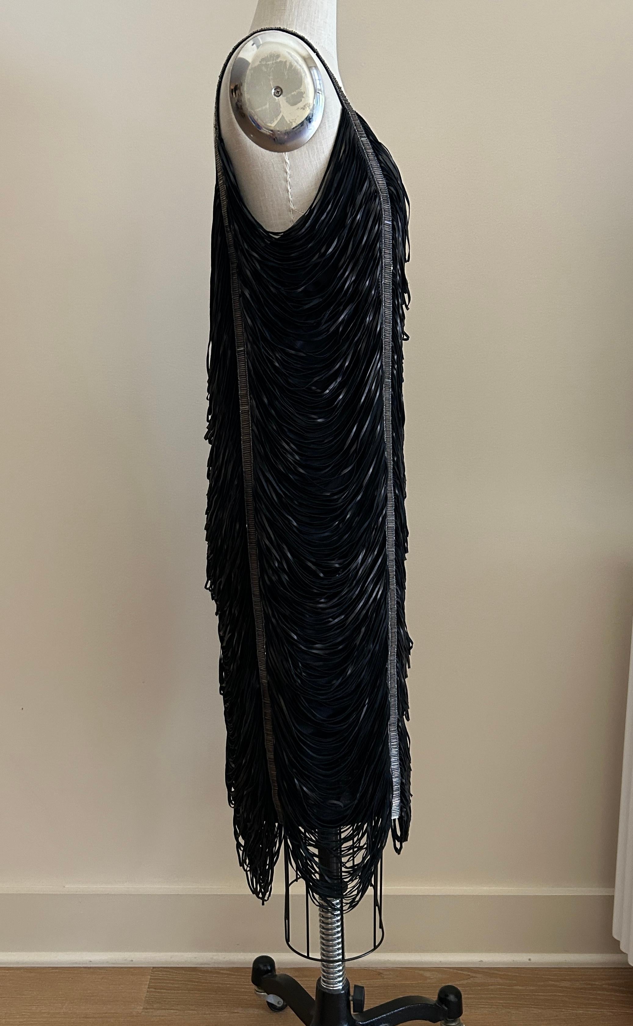 Alexander McQueen 2008 Perlenbesetztes Cocktailkleid aus Leder mit Fransen (Schwarz) im Angebot