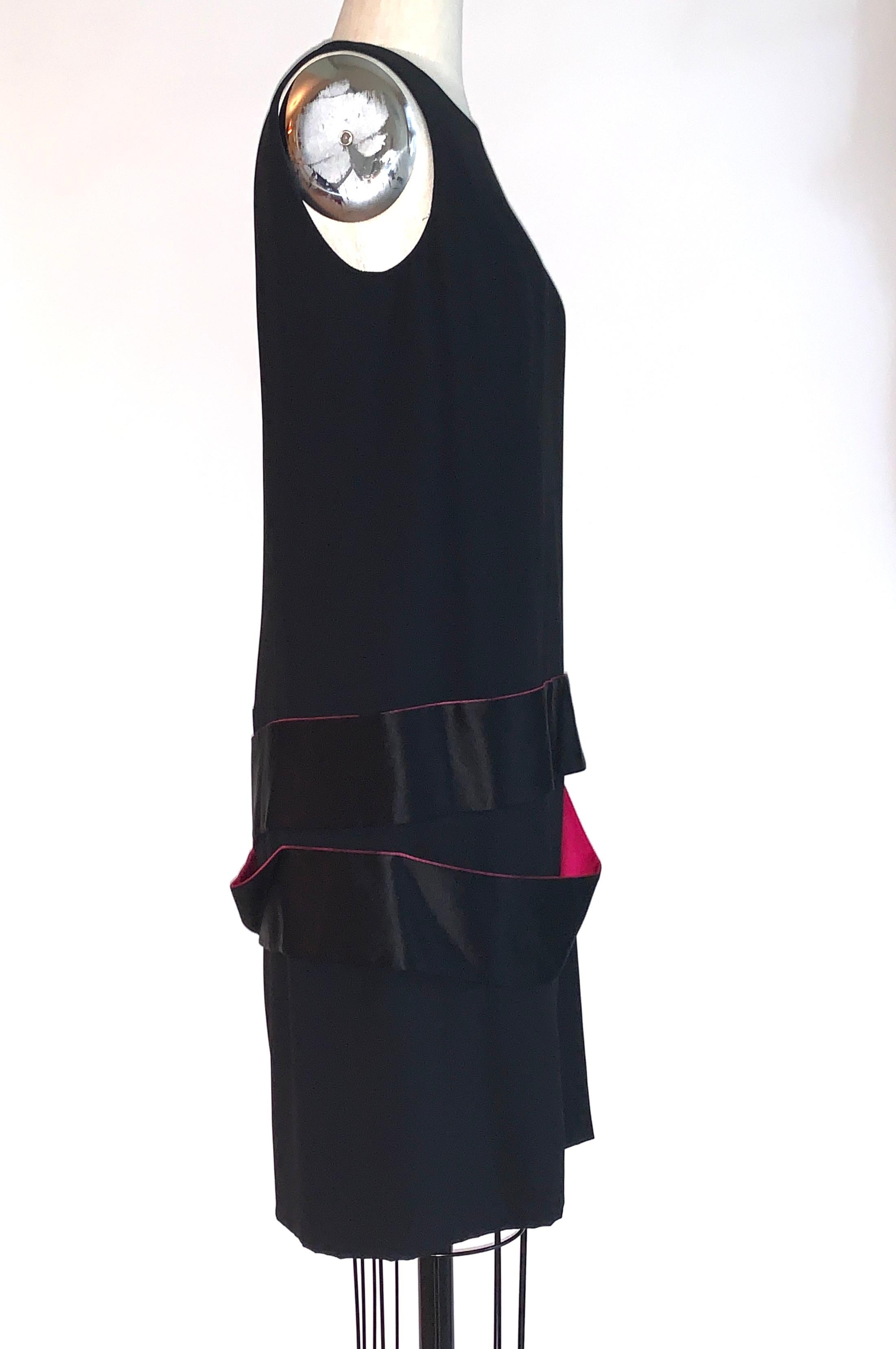 Alexander McQueen 2008 Schwarzes Kleid mit fallender Taille und rosa Seidenband-Detail im Zustand „Hervorragend“ im Angebot in San Francisco, CA