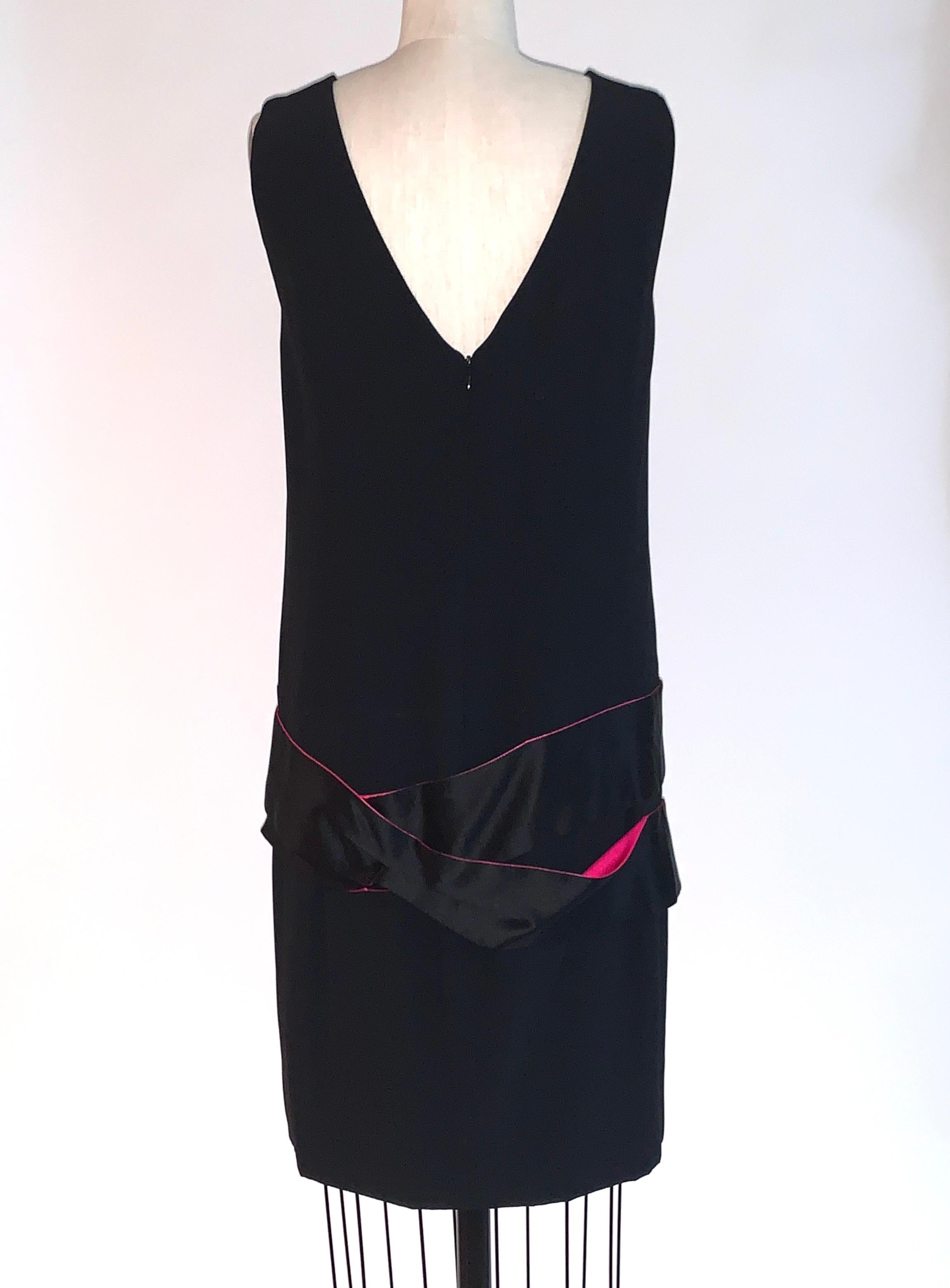 Alexander McQueen 2008 Schwarzes Kleid mit fallender Taille und rosa Seidenband-Detail Damen im Angebot