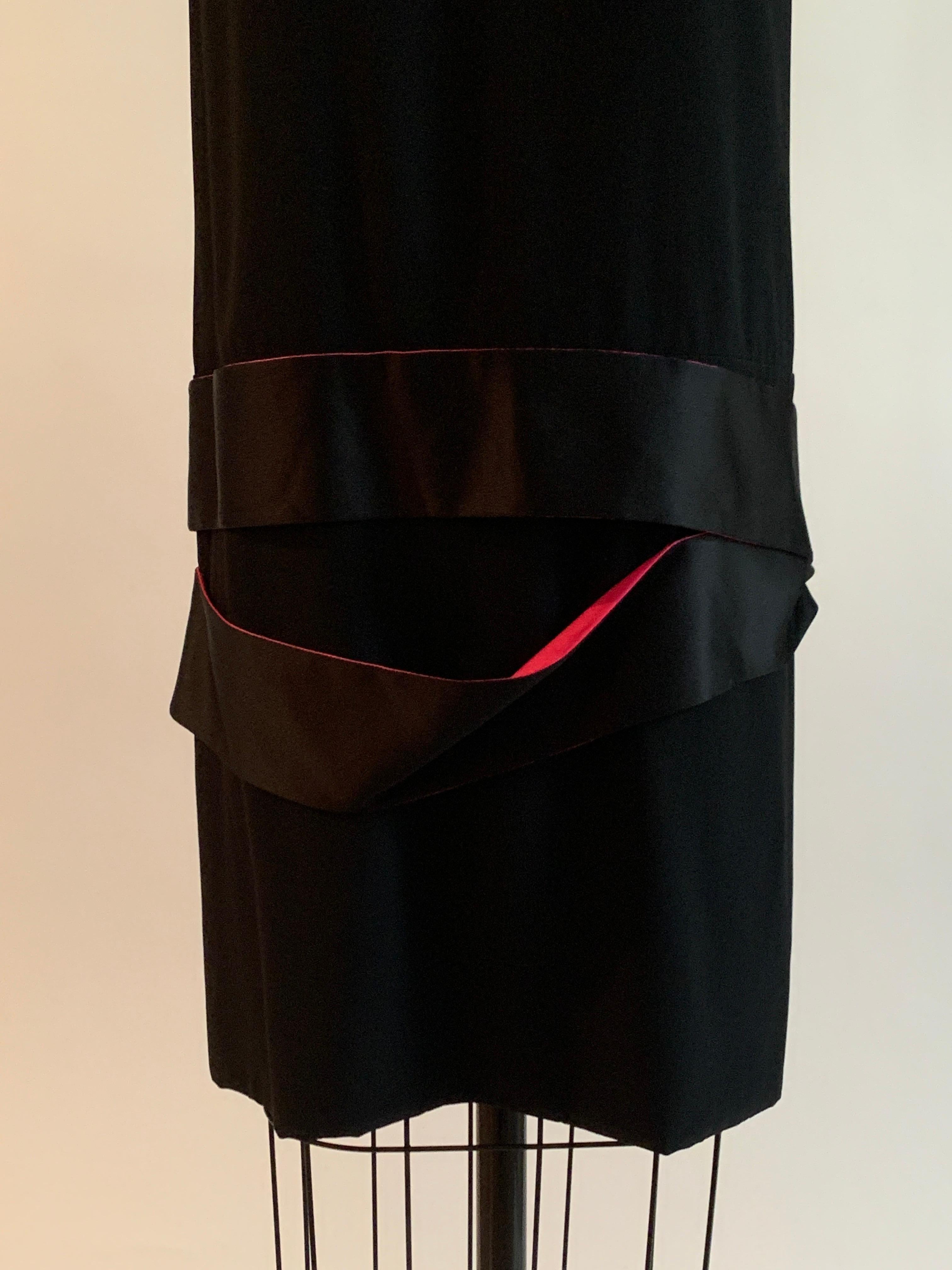 Alexander McQueen 2008 Schwarzes Kleid mit fallender Taille und rosa Seidenband-Detail im Angebot 1