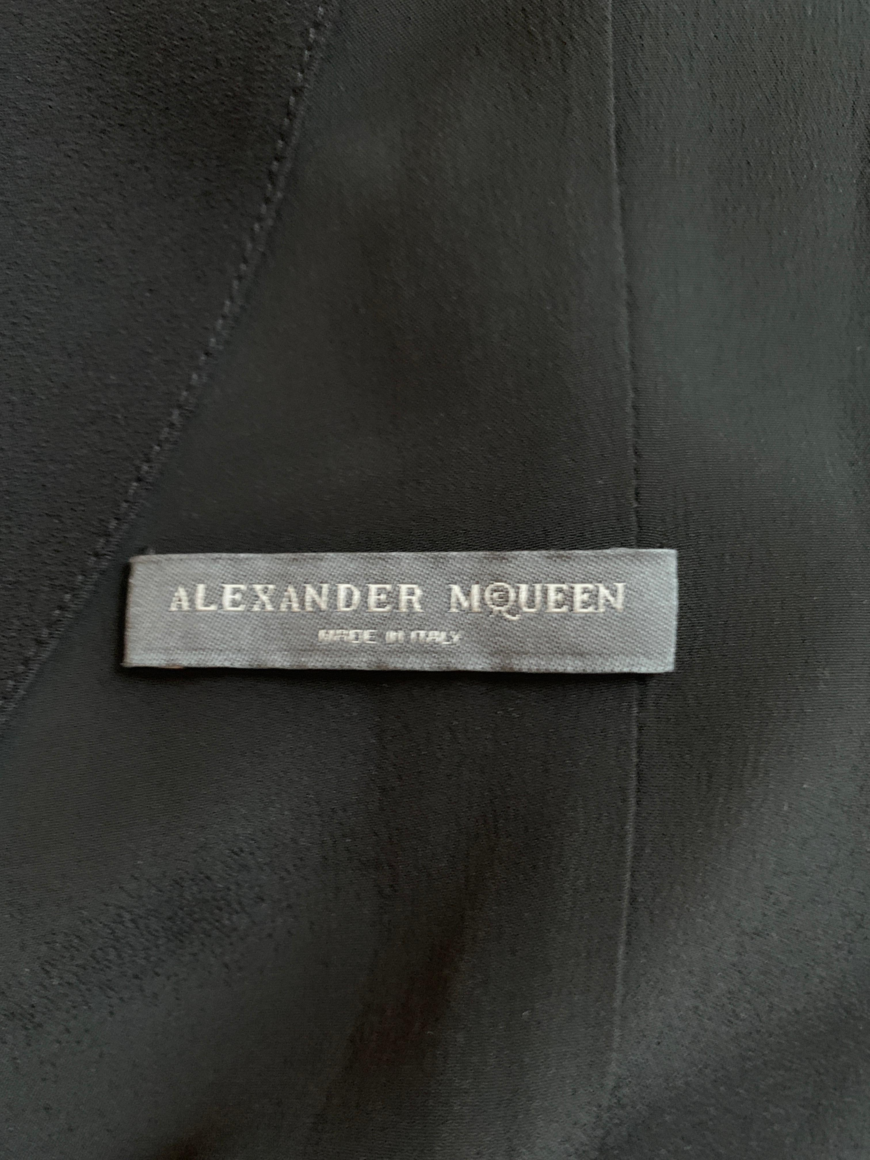 Alexander McQueen 2008 Schwarzes Kleid mit fallender Taille und rosa Seidenband-Detail im Angebot 2