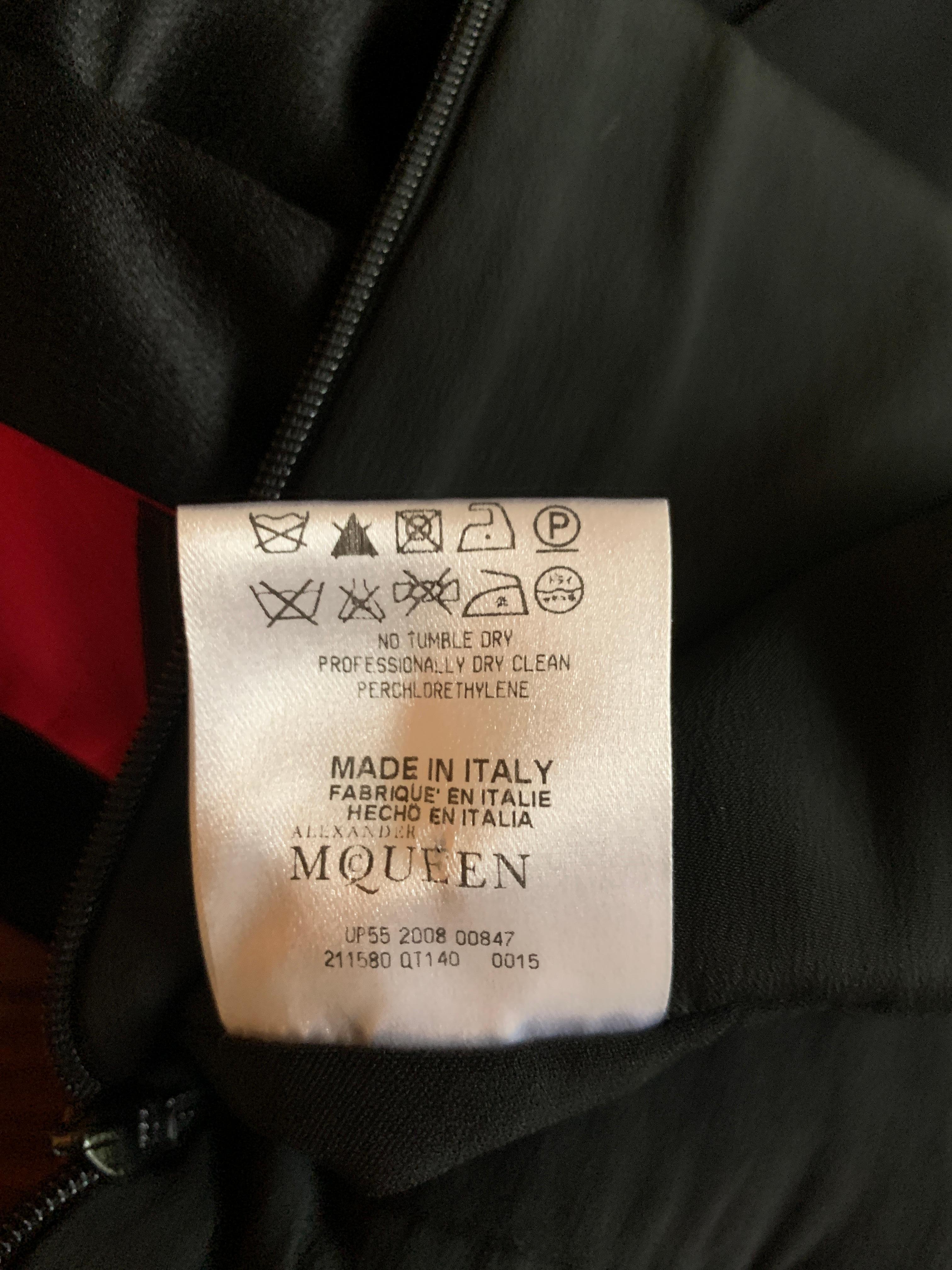 Alexander McQueen 2008 Schwarzes Kleid mit fallender Taille und rosa Seidenband-Detail im Angebot 4