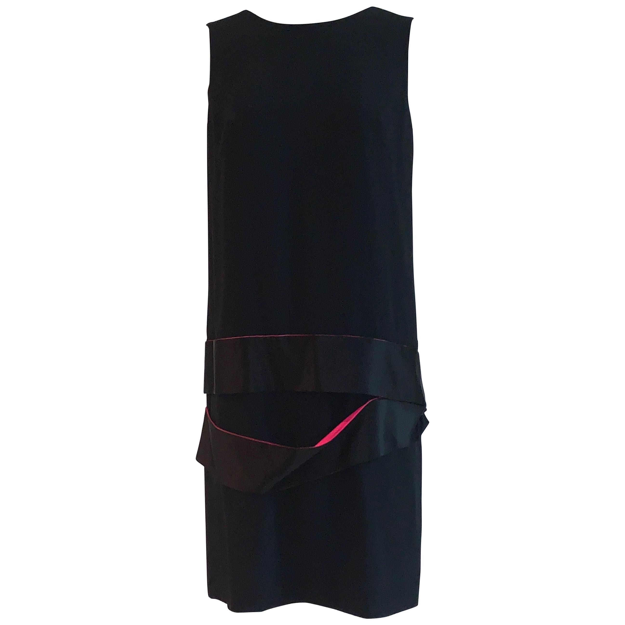 Alexander McQueen 2008 Schwarzes Kleid mit fallender Taille und rosa Seidenband-Detail im Angebot