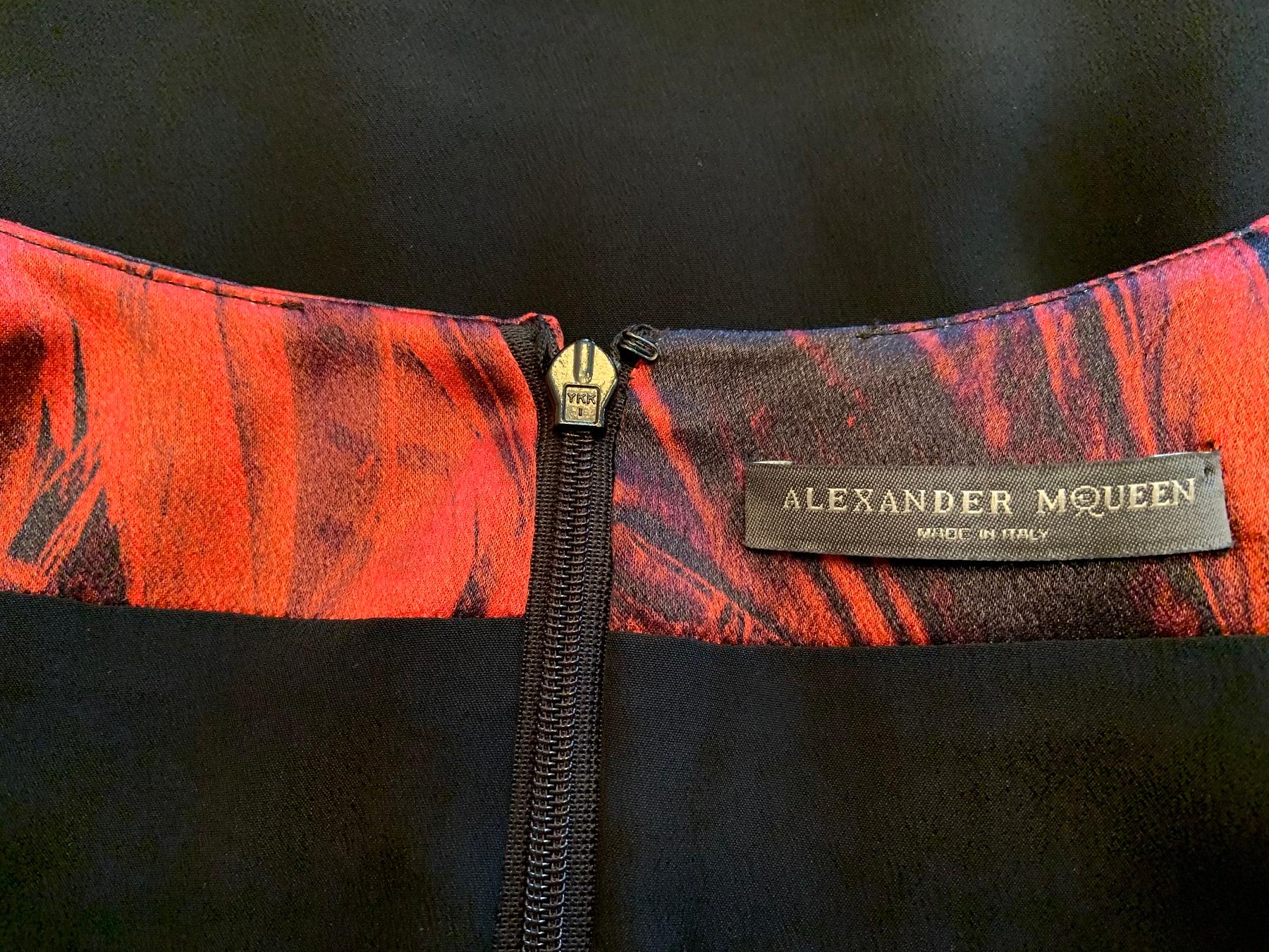 Alexander McQueen, collezione 2009, abito in seta con stampa di piume rosso e nero It 42  US 6 3