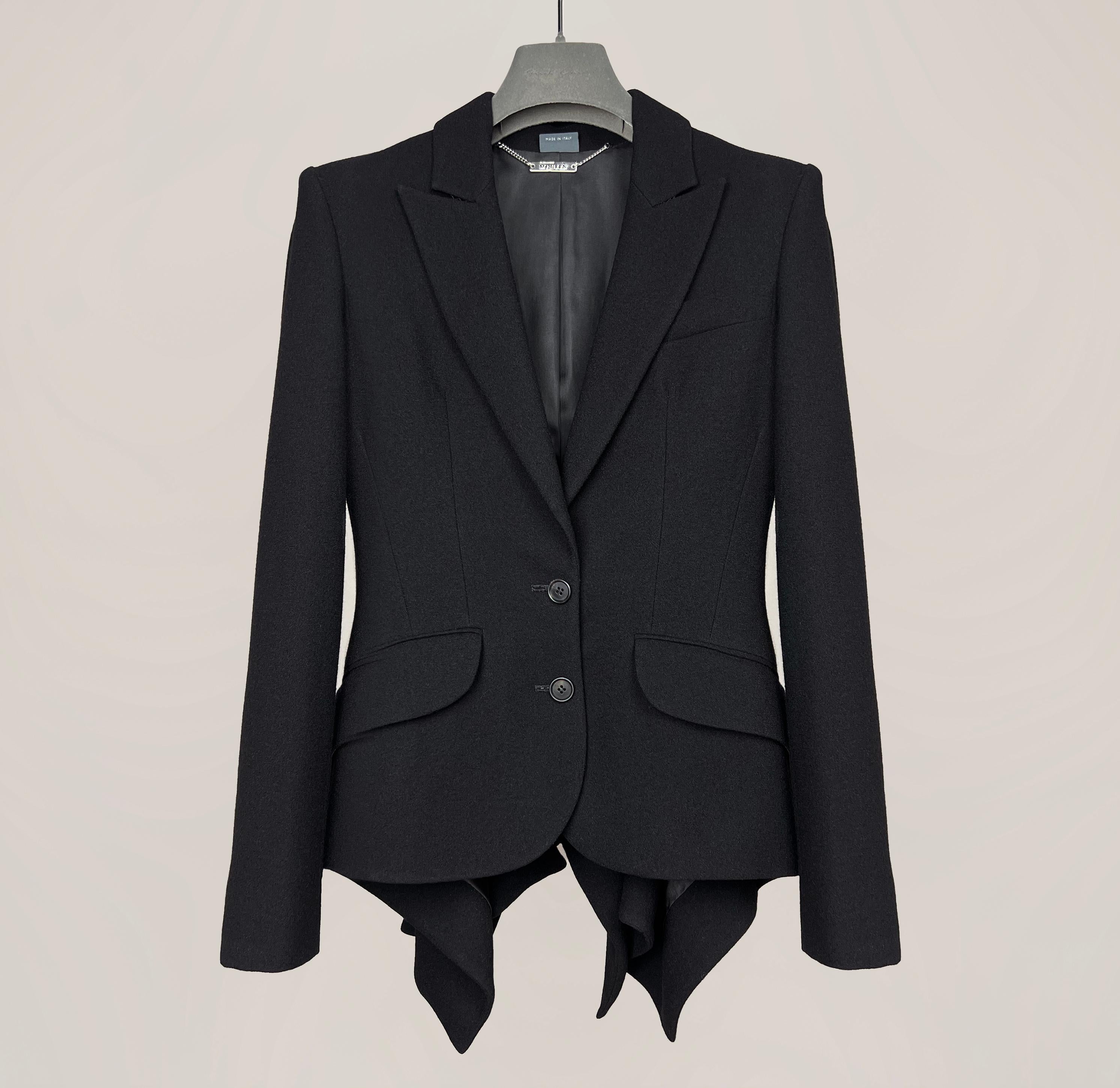 Alexander McQueen 2009 Pre-Fall fitted tail blazer jacket
Brand / Manufacturer: Alexander McQueen
Designer: Alexander McQueen
Collection: 2009 Pre-Fall
Alexander McQueen style: 226558
Country of manufacture: made in Italy
A fitted riding jacket made