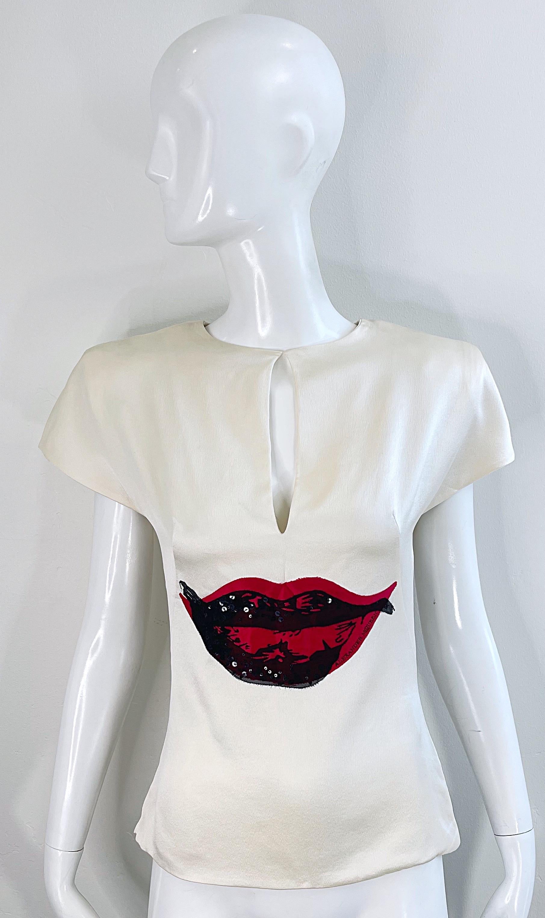 Alexander McQueen 2009 Size 38 / 2 Ivory Silk Red Lips Sequin Blouse Top Shirt In Excellent Condition For Sale In San Diego, CA