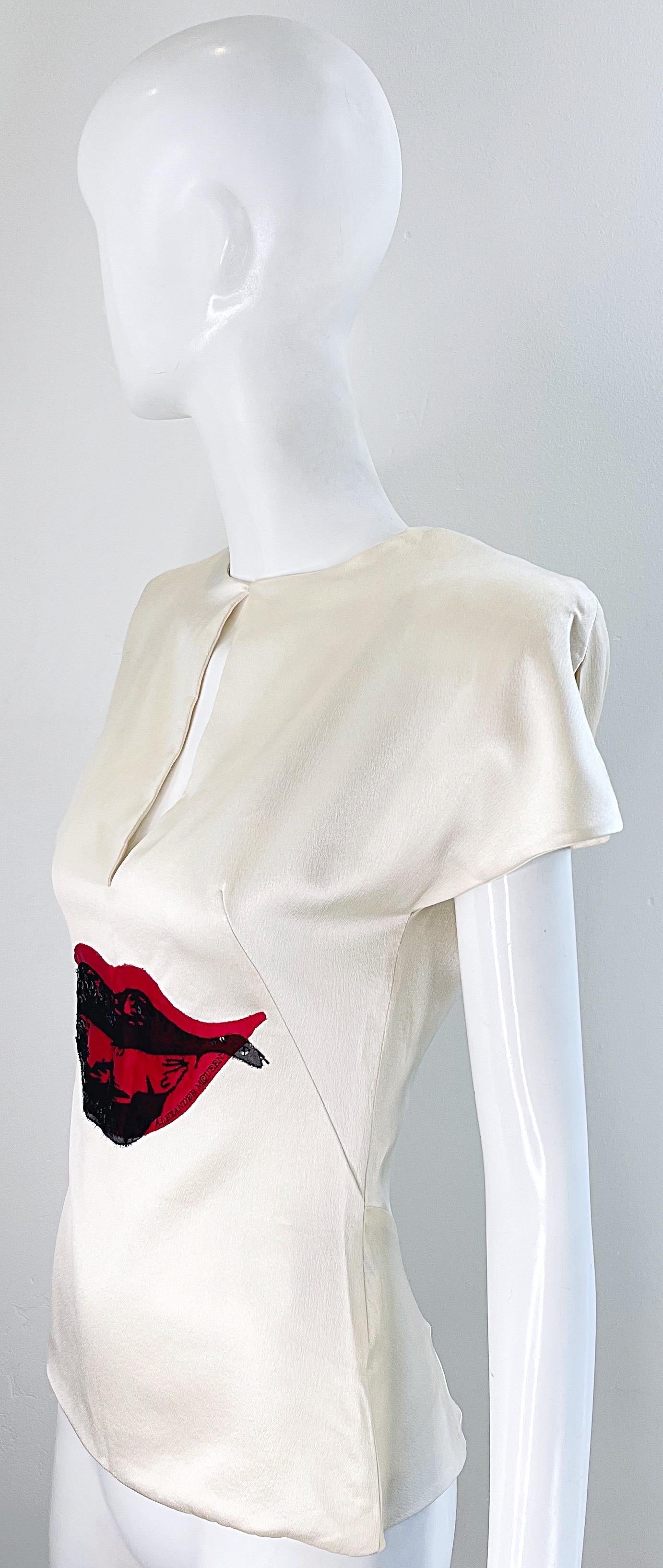 Alexander McQueen 2009 Size 38 / 2 Ivory Silk Red Lips Sequin Blouse Top Shirt For Sale 3