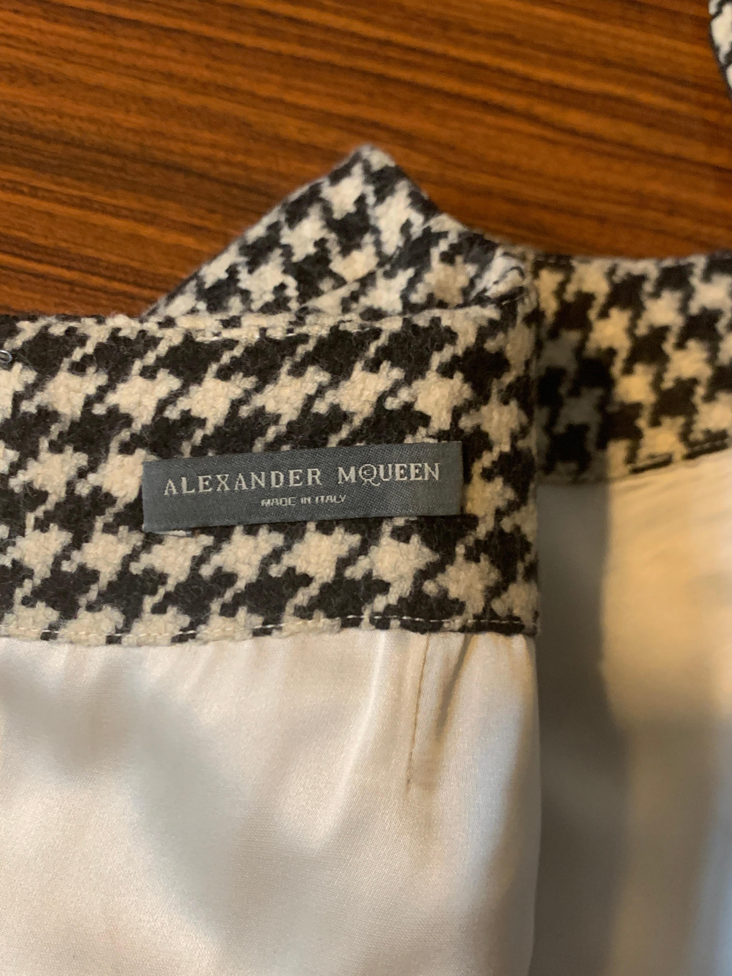 Alexander Mcqueen 2009 Wool Black and White Houndstooth Dogtooth Check Dress In Excellent Condition For Sale In San Francisco, CA