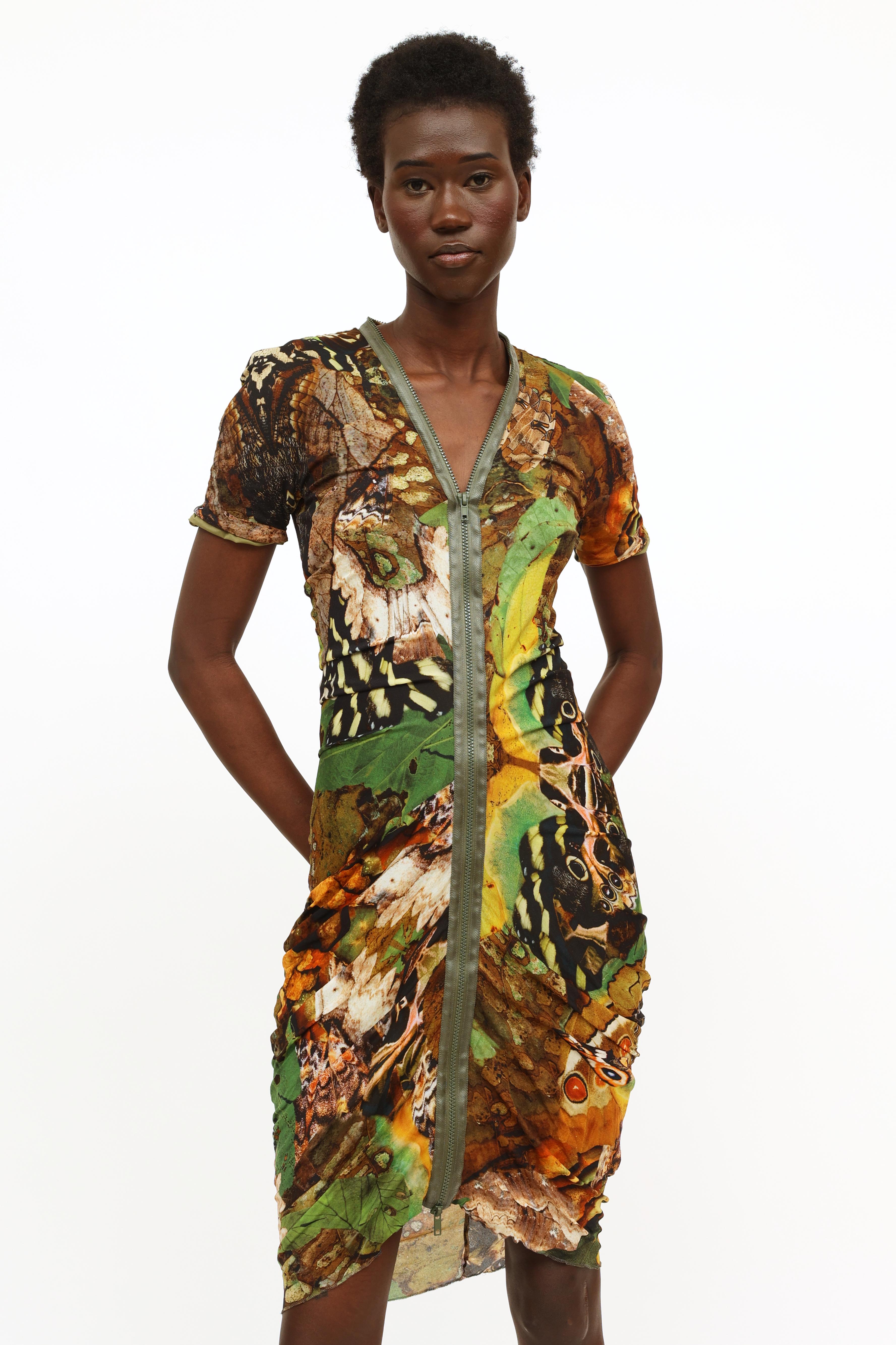 Robe d'occasion en maille à motifs verts Alexander McQueen 2010, imprimée de macro-mites et de matières organiques multicolores sur l'ensemble du corps, col en V, fermeture zippée enveloppante en cuir vert de haut en bas, manches courtes, fronces