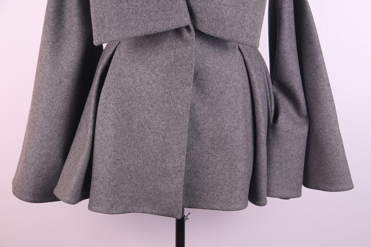 Alexander McQueen 2010 Cappotto in lana grigio
Vestibilità super rara

taglia 40

condizioni eccellenti

La giacca con collo a scialle Alexander McQueen è arricciata in vita con ampie pieghe sul davanti e sul retro per un look aderente e svasato.