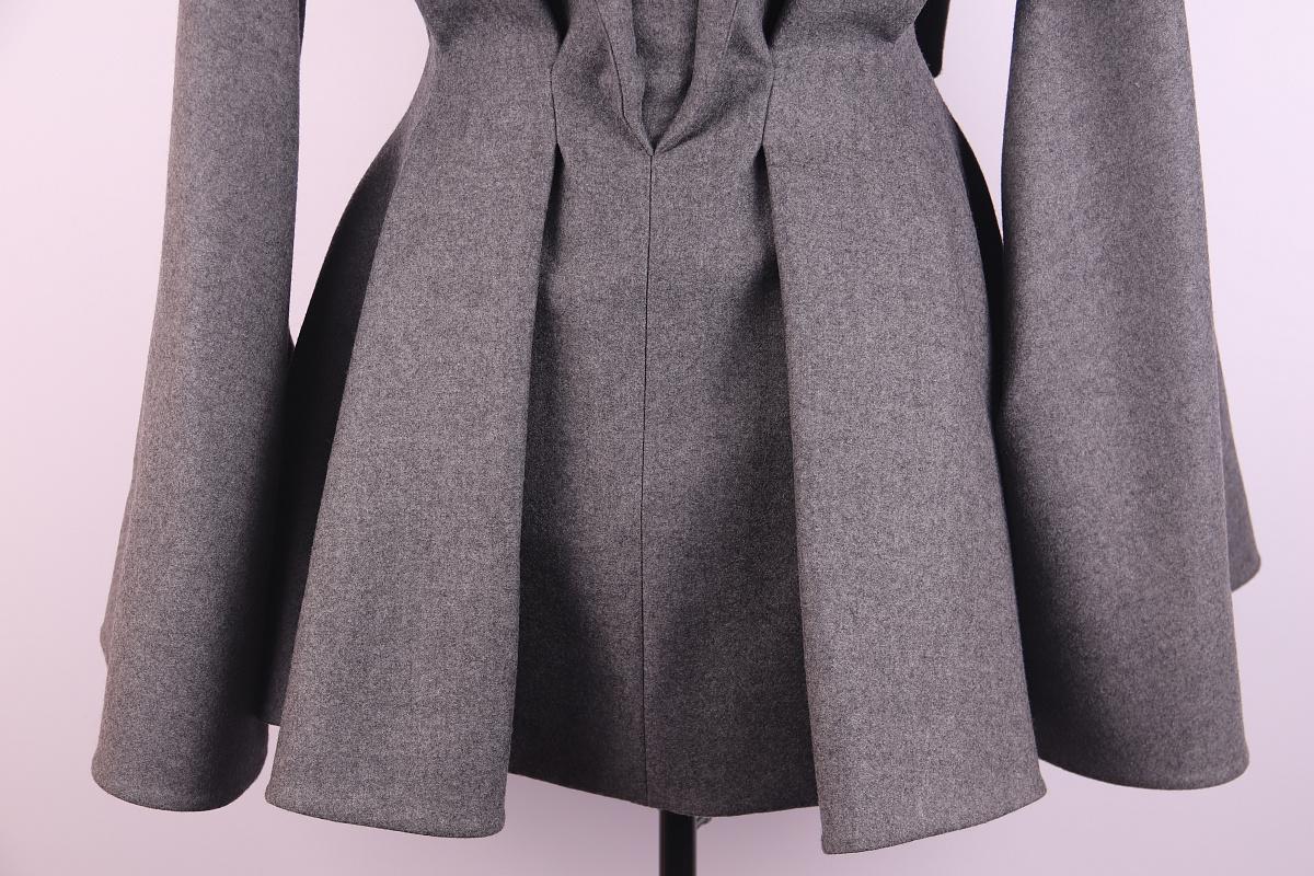 Alexander McQueen 2010 Cappotto in lana grigio in vendita 2