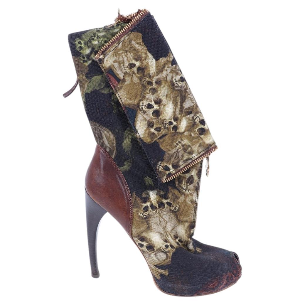 Alexander McQueen 2010 - Bottes iconiques à bouts pointus et à tête de mort