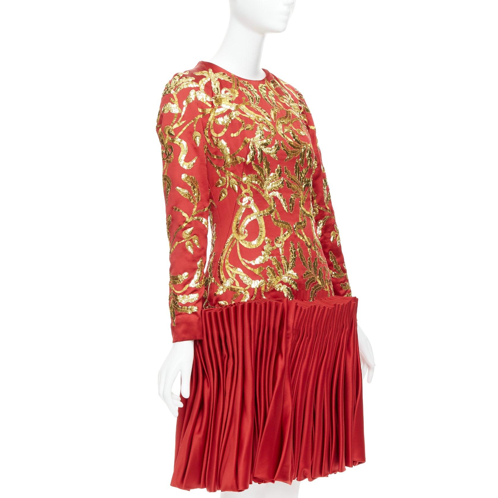 ALEXANDER MCQUEEN 2010 Runway Angels Demons red gold sequin pleat dress IT40 S
Reference: MAEA/A00001
Brand: Alexander McQueen
Designer: Lee Alexander McQueen
Collection: AW2010 Angels and Demons - Runway
Material: Silk
Color: Red, Gold
Pattern: