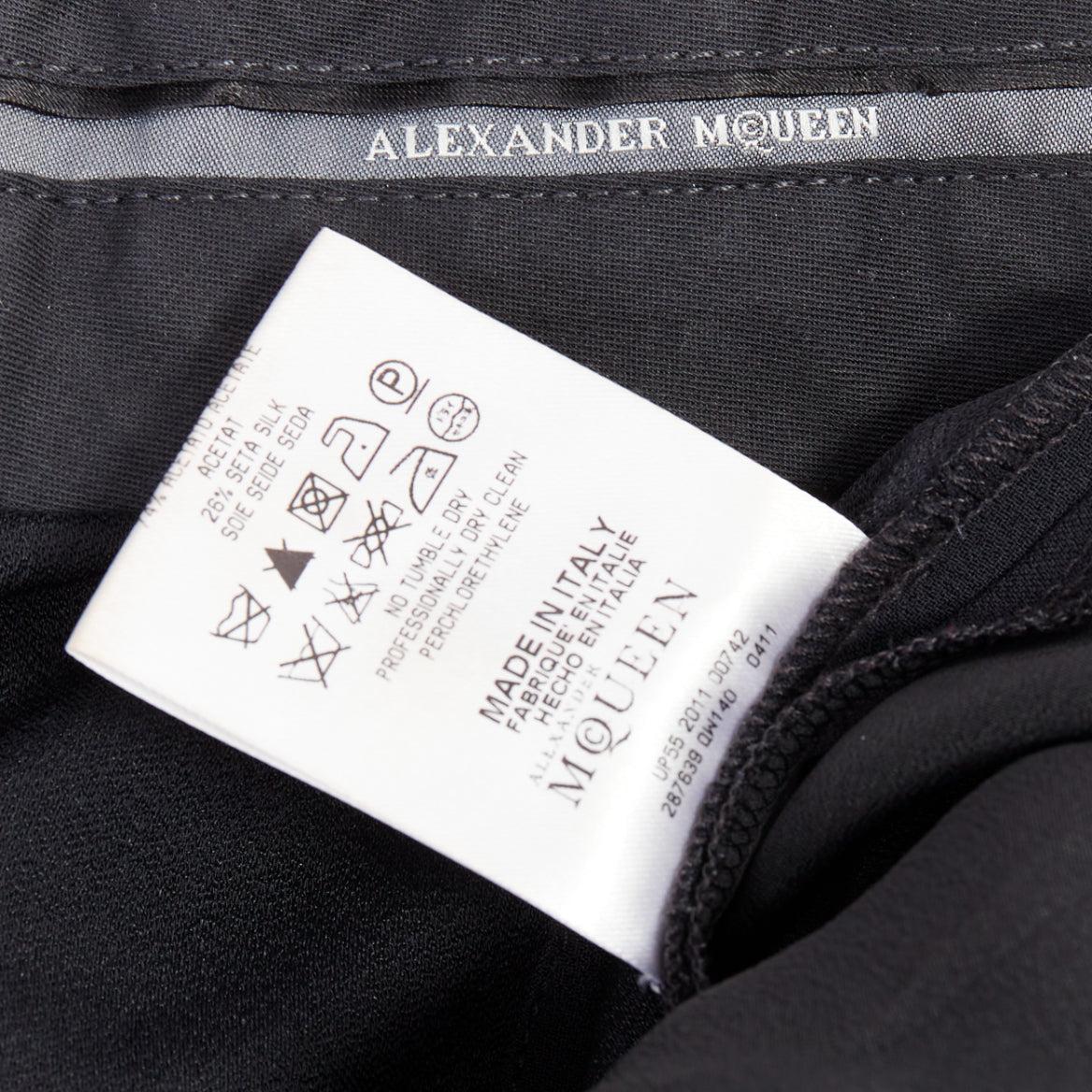 ALEXANDER McQueen 2011 - Pantalon croisé noir taille moyenne et évasé en vente 3