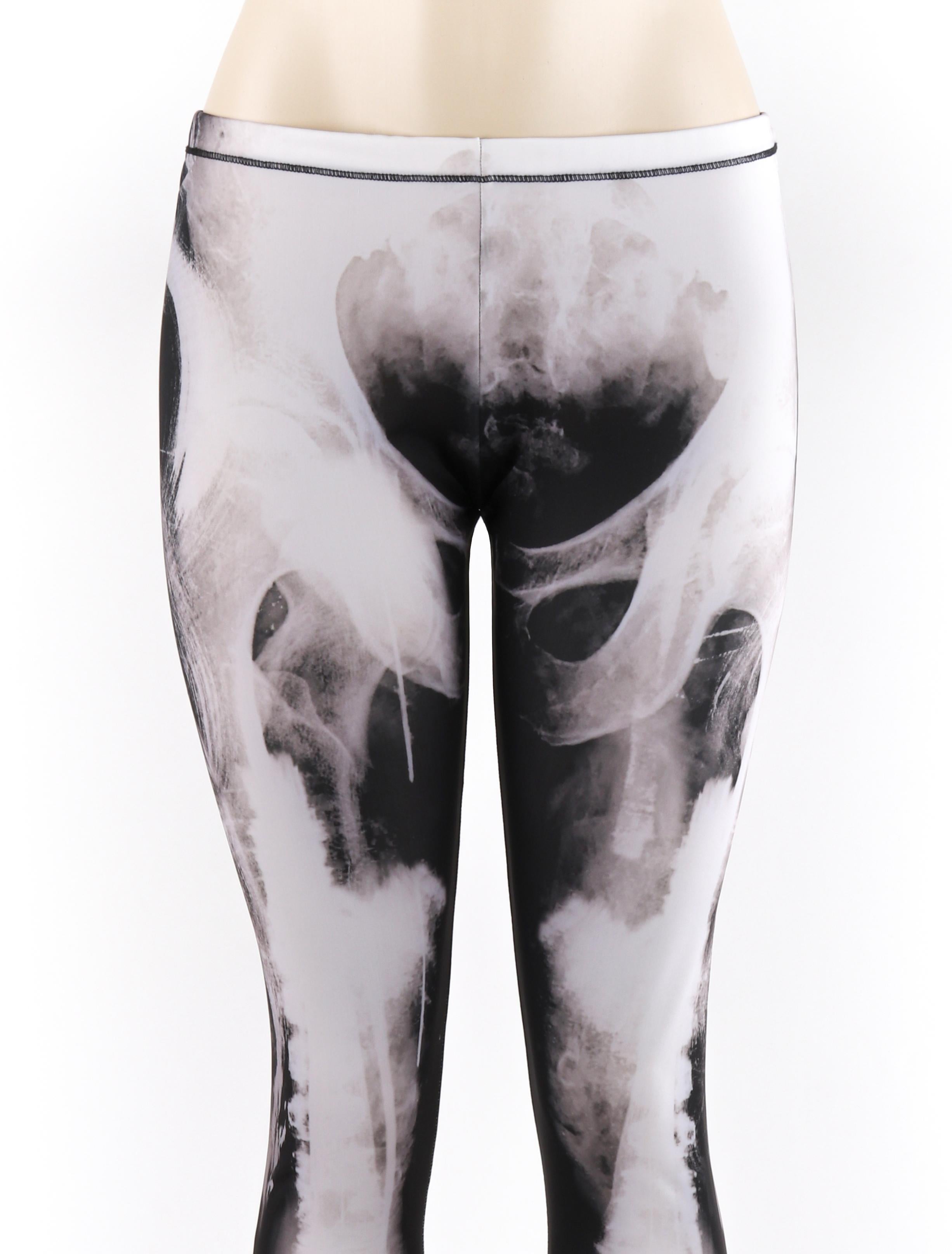 ALEXANDER McQUEEN 2012 Abstract X-Ray Skeleton Print Leggings Black White
 
Brand / Manufacturer: Alexander McQueen  / McQ
Circa: 2012
Style: Leggings
Color(s): Shades of black, white
Lined: No
Marked Fabric Content: 80% Polyester, 20%