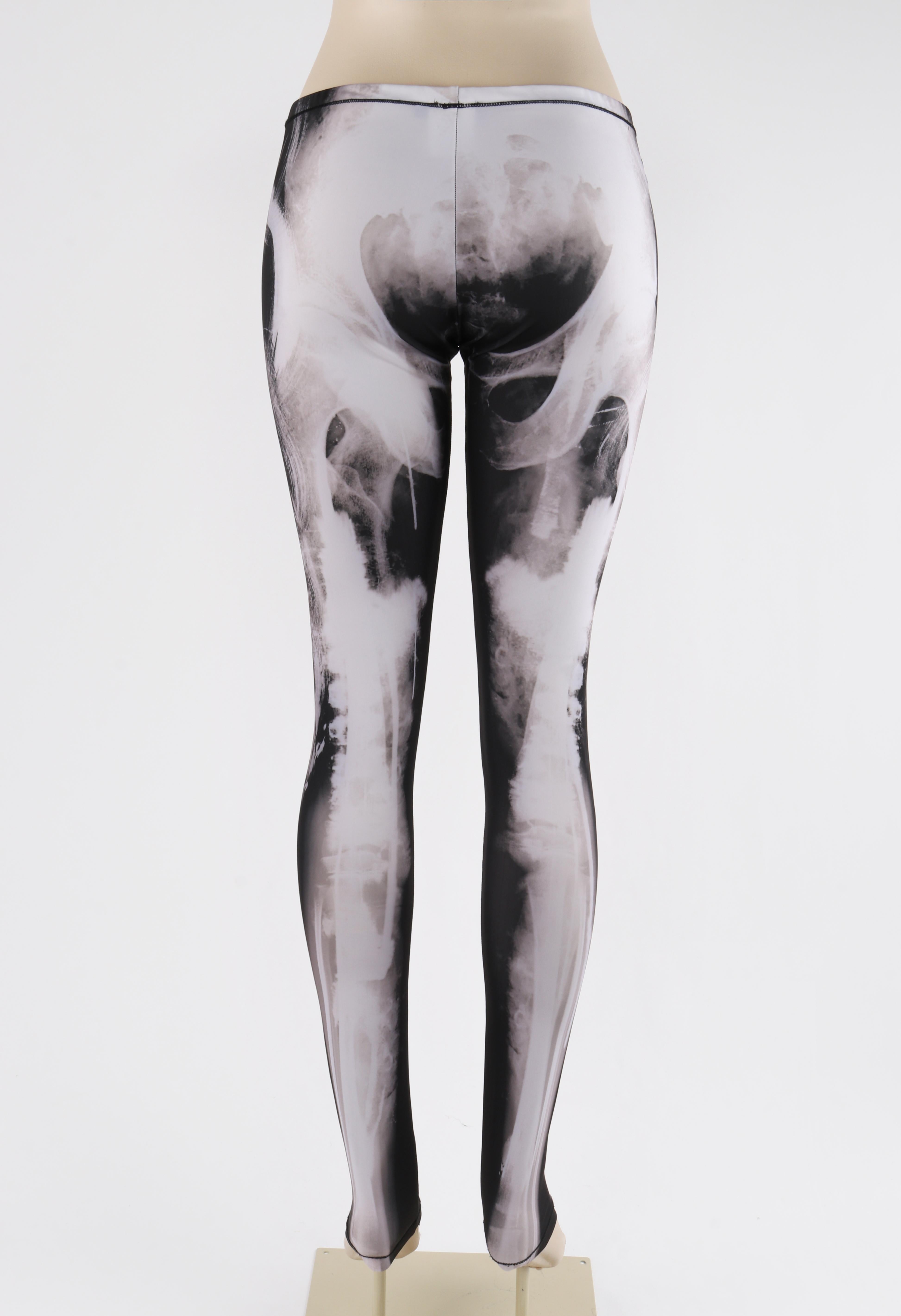 ALEXANDER McQUEEN 2012 Abstrakte Leggings mit X-Ray-Skelettdruck in Schwarz und Weiß für Damen oder Herren im Angebot