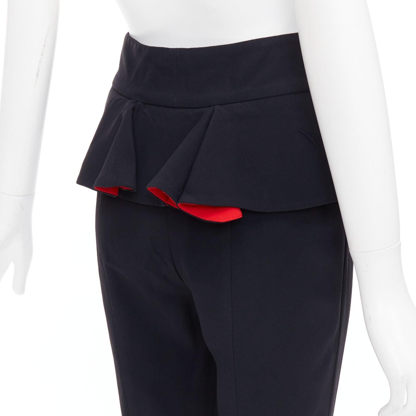 Pantalon court ALEXANDER MCQUEEN 2013 avec doublure rouge noire et péplum IT40 S
Référence : GEGG/A00003
Marque : Alexander McQueen
Designer : Alexander McQueen
Collection : 2013
MATERIAL : Acétate, mélange
Couleur : noir, rouge
Motif :